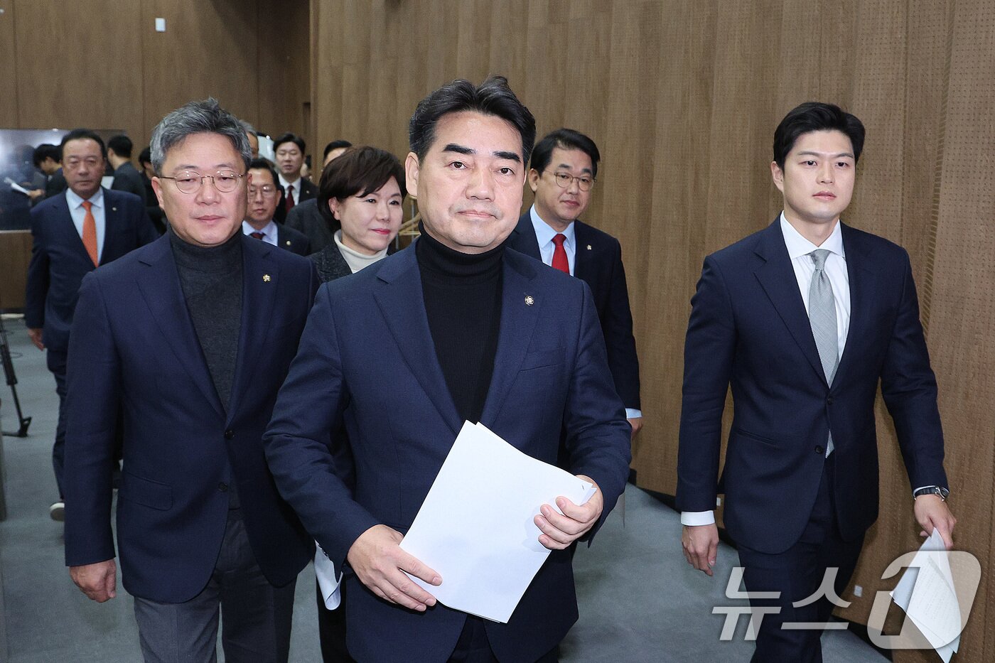 본문 이미지 - 이성권 의원을 비롯한 국민의힘 초·재선 의원들이 3일 서울 여의도 국회 소통관에서 가진 비상계엄 1년 성찰과 반성 기자회견에 참석하고 있다. 2025.12.3/뉴스1 ⓒ News1 신웅수 기자