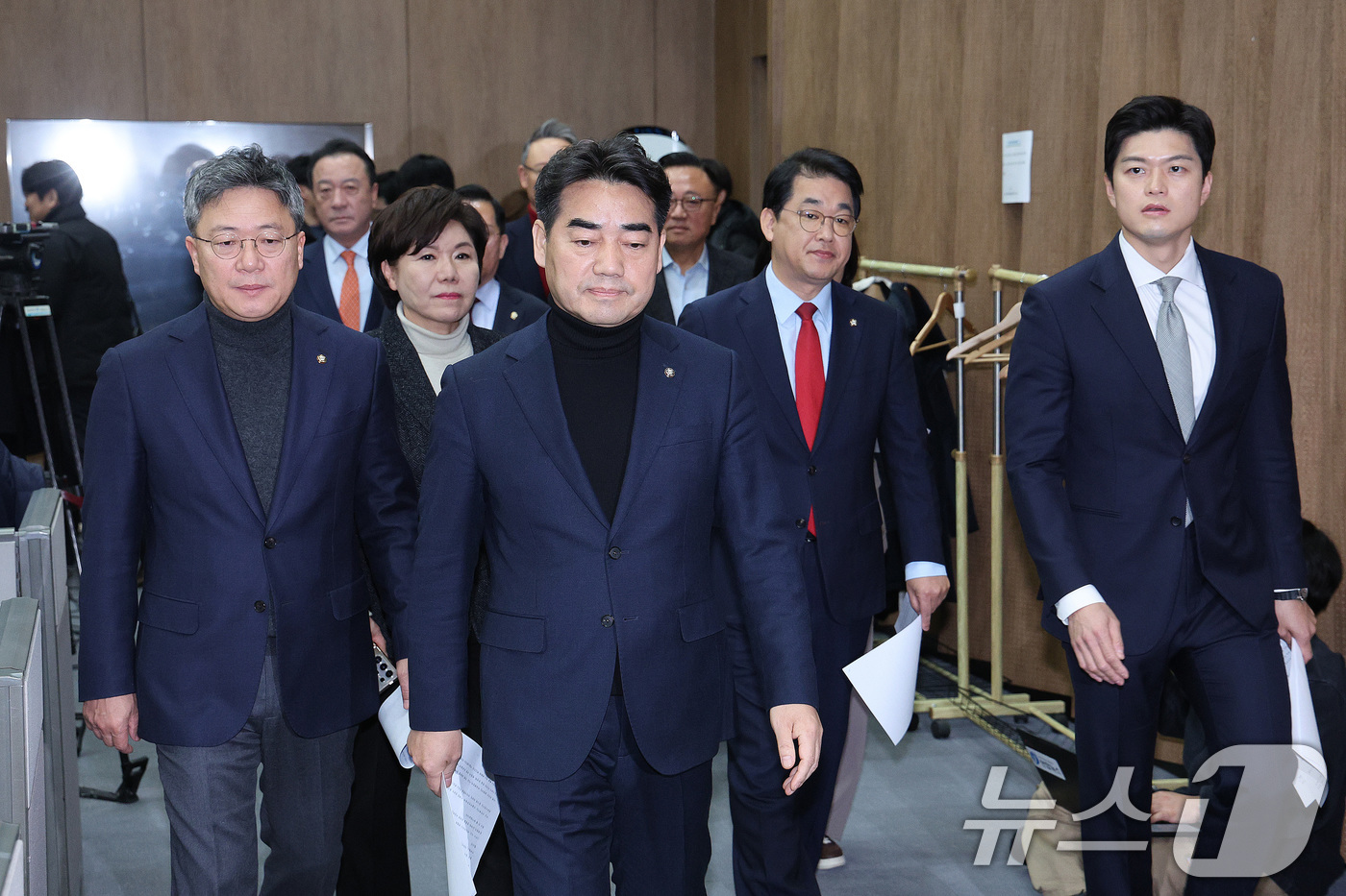 (서울=뉴스1) 신웅수 기자 = 이성권 의원을 비롯한 국민의힘 초·재선 의원들이 3일 서울 여의도 국회 소통관에서 가진 비상계엄 1년 성찰과 반성 기자회견에 참석하고 있다. 202 …