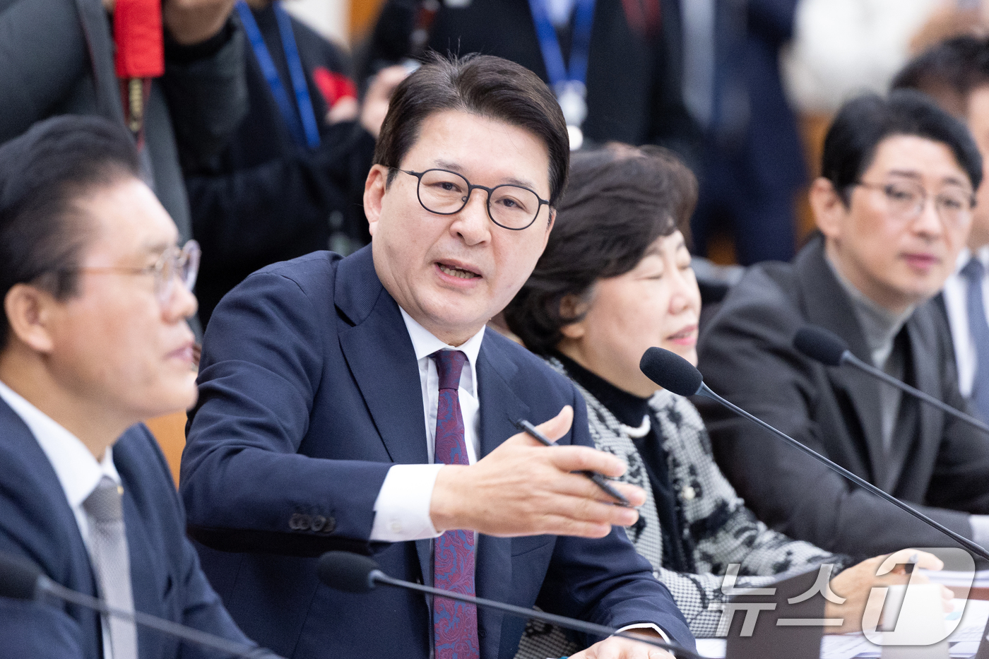 (서울=뉴스1) 이승배 기자 = 3일 서울 여의도 국회에서 열린 제429회국회(정기회) 법제사법위원회 제16차 전체회의에서 신동욱 국민의힘 의원이 발언하고 있다. 2025.12.3 …