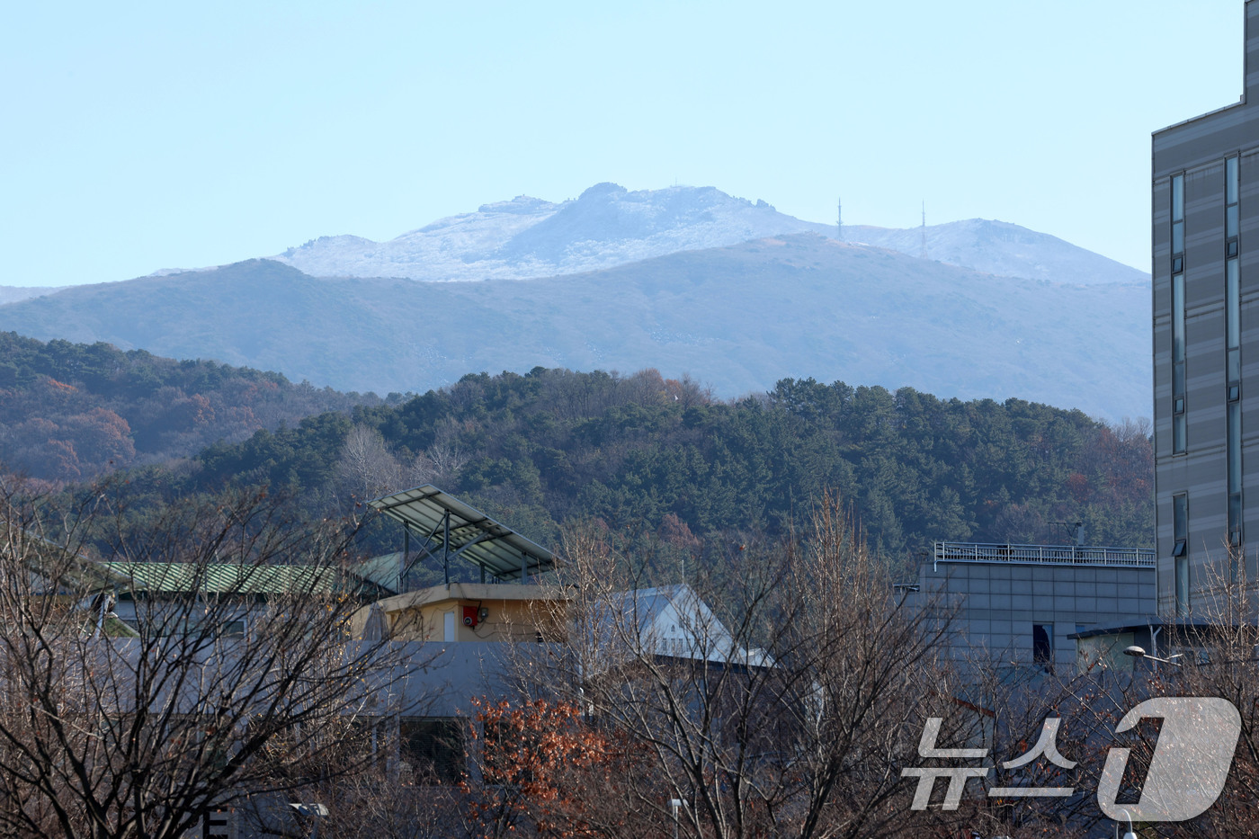 (광주=뉴스1) 이승현 기자 = 3일 광주 무등산 국립공원 정상부에 눈이 쌓여 있다. 광주에서는 전날 밤 첫눈이 관측됐다.  2025.12.3/뉴스1