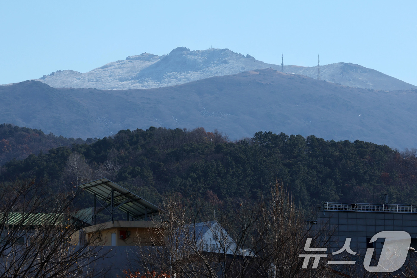 (광주=뉴스1) 이승현 기자 = 3일 광주 무등산 국립공원 정상부에 눈이 쌓여 있다. 광주에서는 전날 밤 첫눈이 관측됐다.  2025.12.3/뉴스1