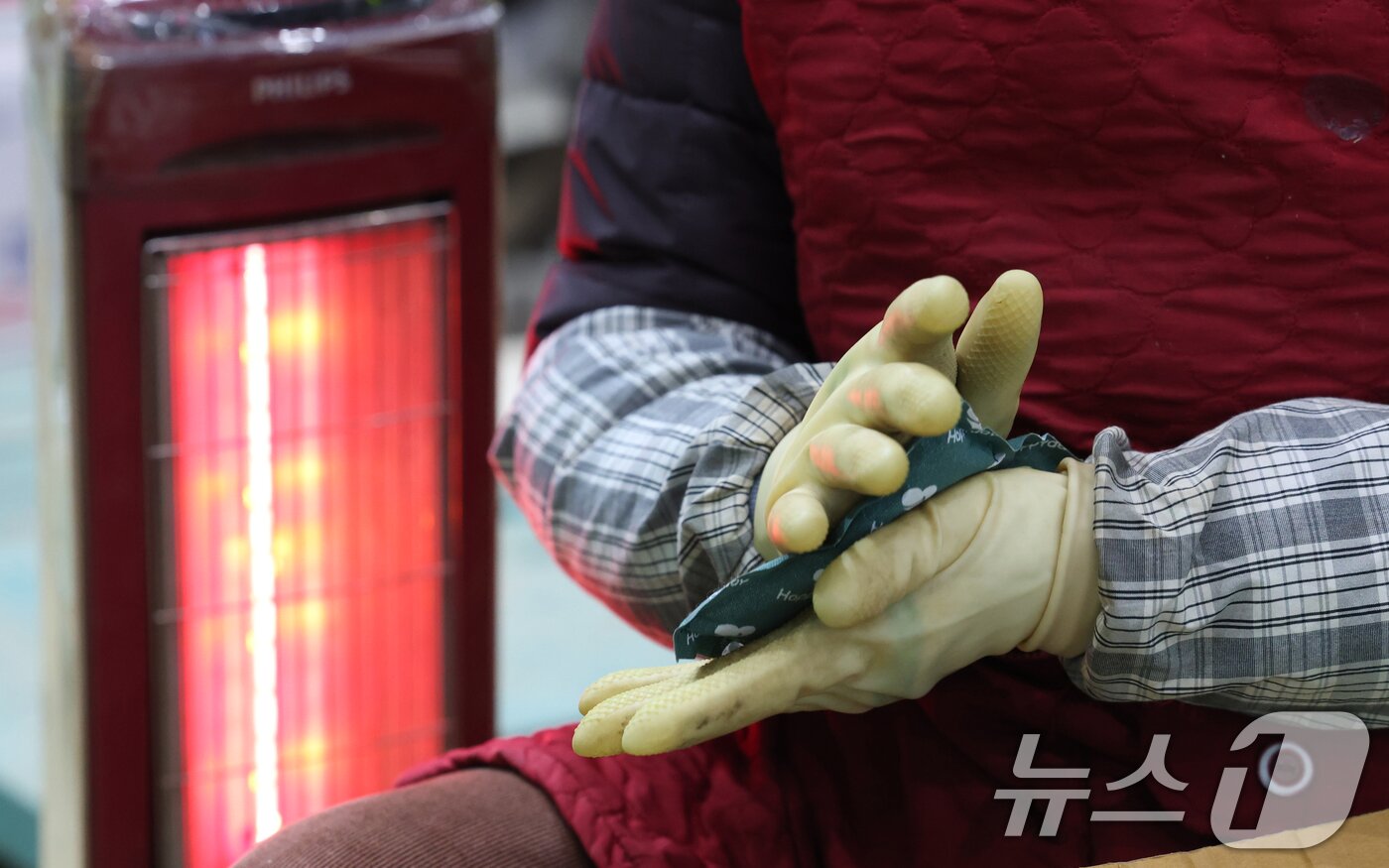 본문 이미지 - 올겨울 첫 한파특보가 내려진 3일 경기 수원시 권선구 수원농수산물도매시장 채소동에서 상인들이 전기난로와 핫팩으로 몸을 녹이고 있다. 2025.12.3/뉴스1 ⓒ News1 김영운 기자