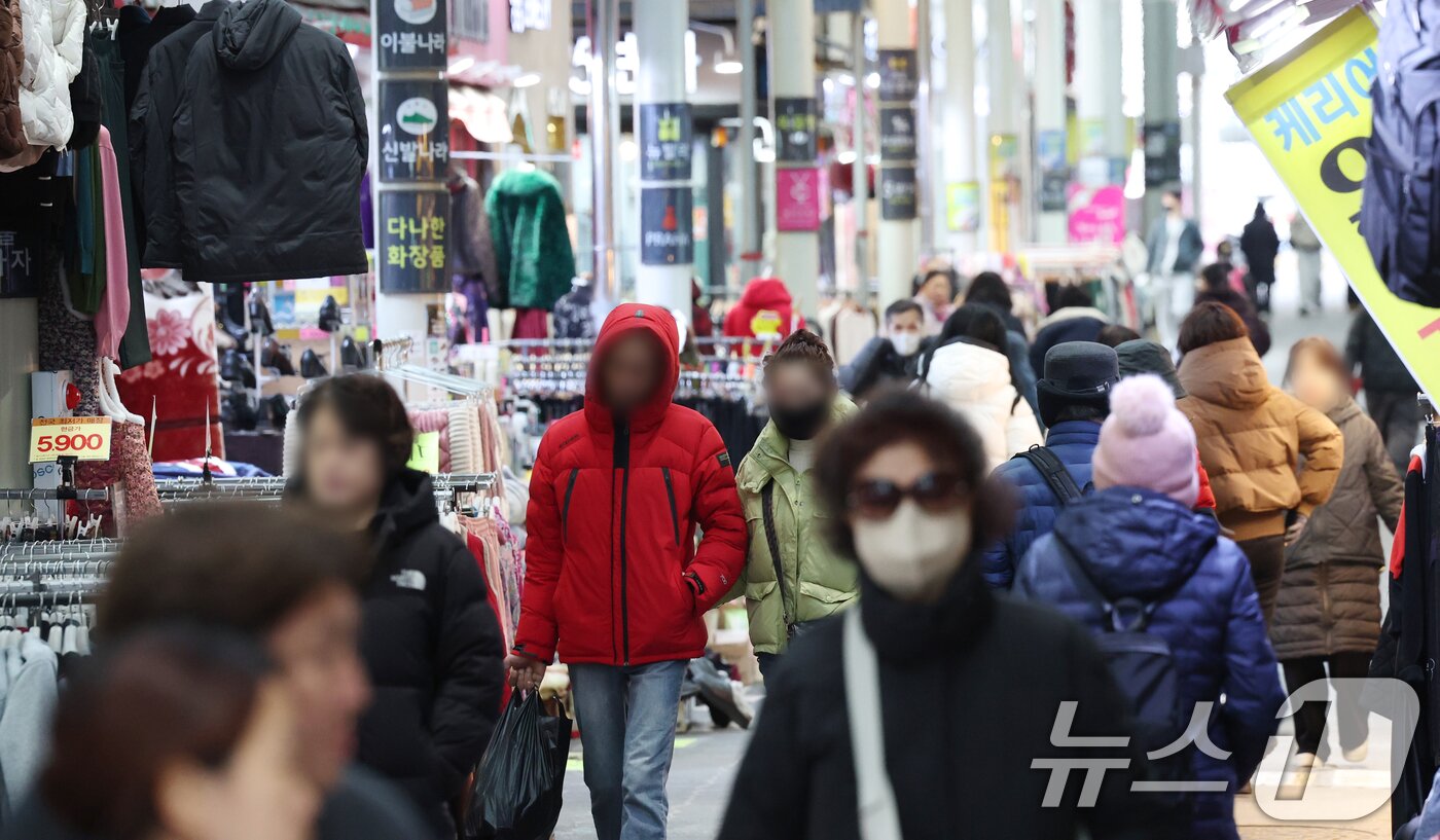 본문 이미지 - 올겨울 첫 한파특보가 내려진 3일 경기 수원시 팔달구 영동시장 인근에서 시민들이 두터운 옷을 입고 걸어가고 있다. 2025.12.3/뉴스1 ⓒ News1 김영운 기자