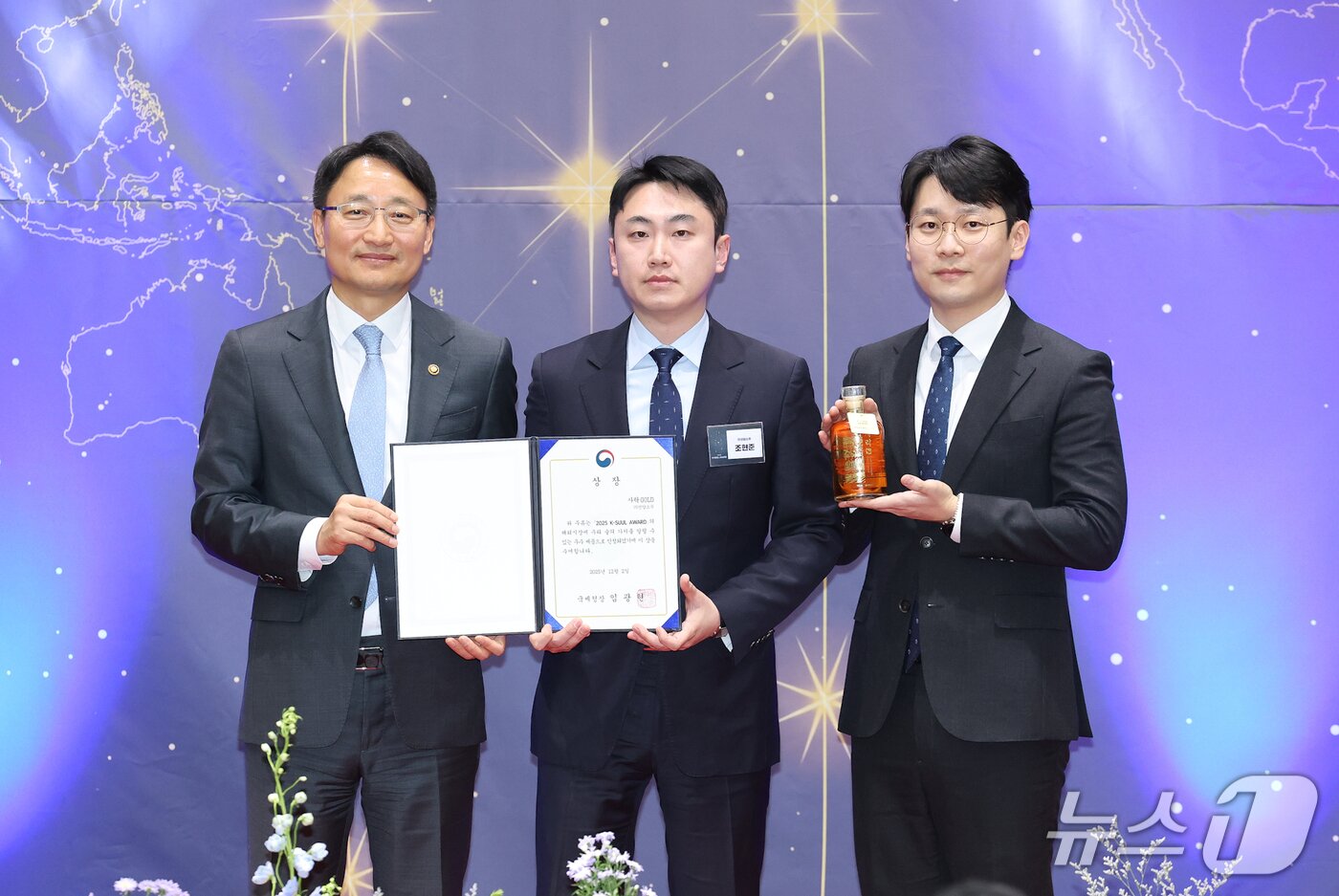 본문 이미지 - K-SUUL 어워즈, 소주 부분 우수 주류 선정에 기념촬영하고 있는 ㈜선양소주 조현준 주류사업부문장&#40;가운데&#41;. &#40;선양소주 제공. 재판매 및 DB금지&#41; 2025.12.3/뉴스1