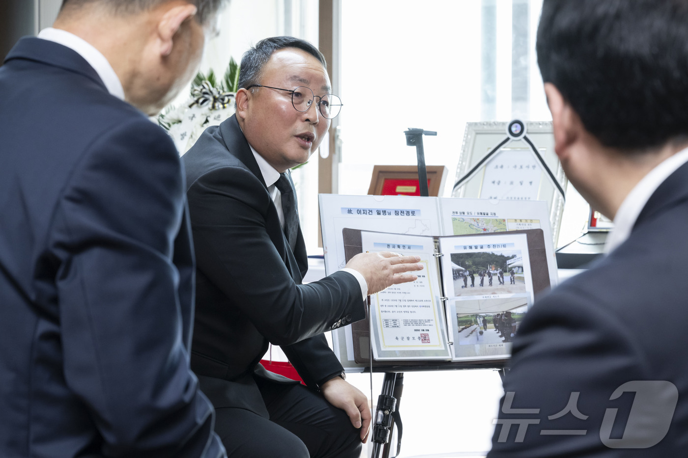 (서울=뉴스1) = 조해학 국방부유해발굴감식단장 직무대리가 3일 대구광역시 서구 유가족의 자택에서 열린 호국의 영웅 귀환 행사에서 故 이지건 일병의 유가족에게 고 이지건 일병의 참 …