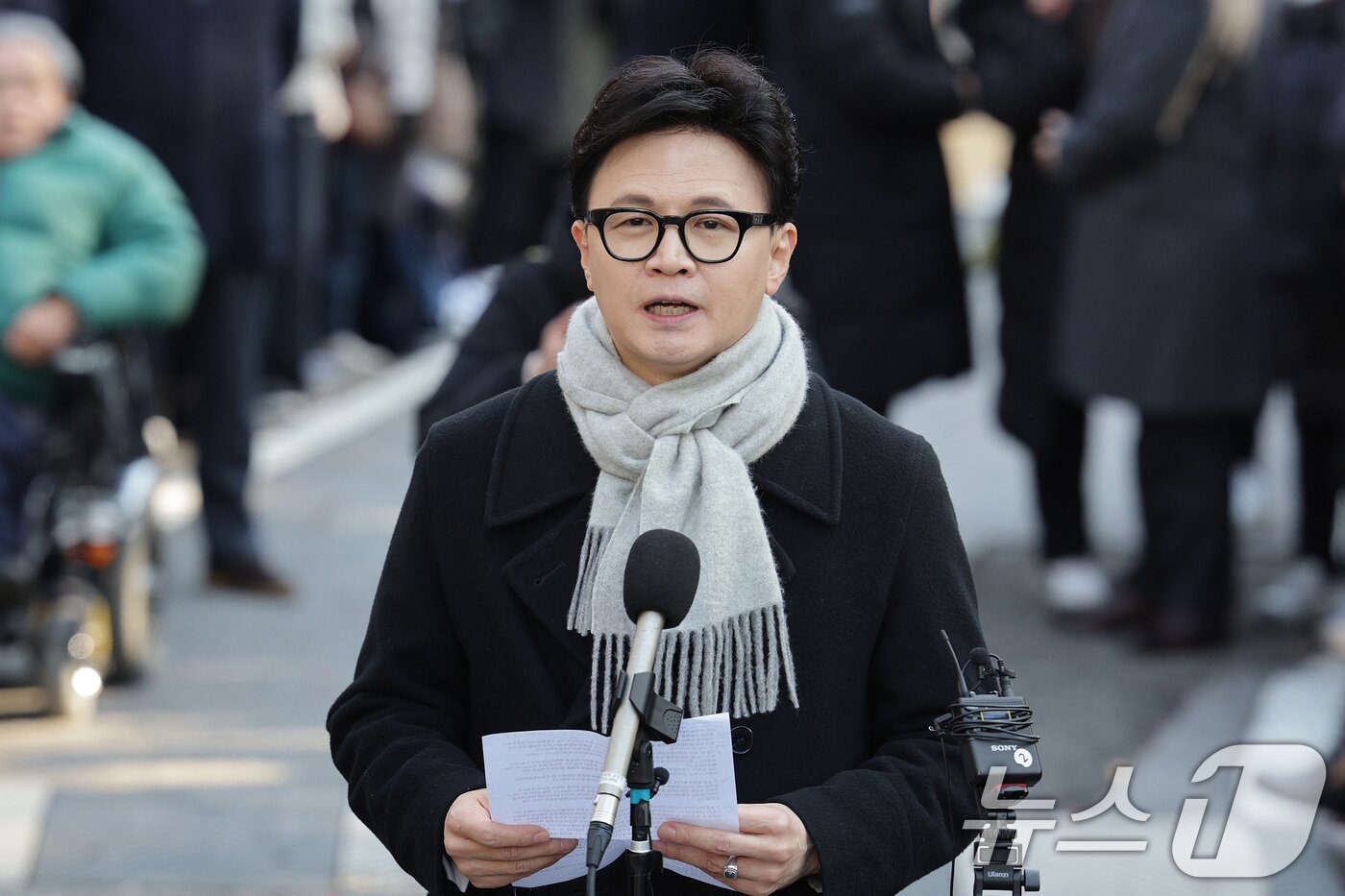 본문 이미지 - 한동훈 전 국민의힘 대표가 3일 서울 여의도 국회도서관 인근 쪽문에서 12·3 비상계엄 1주년 기자회견을 하고 있다. 2025.12.3/뉴스1 ⓒ News1 신웅수 기자
