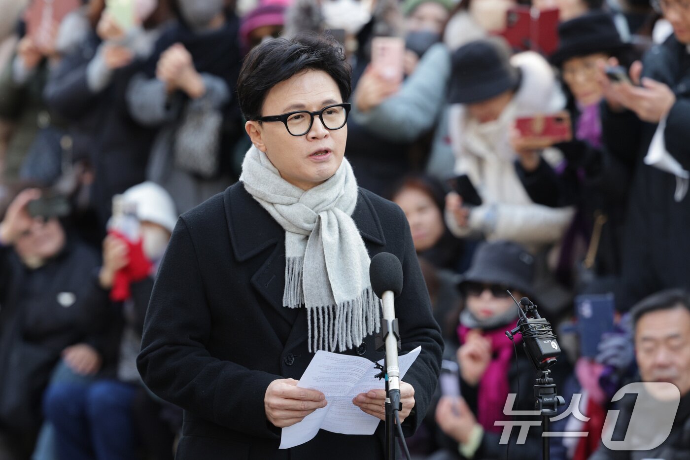 본문 이미지 - 한동훈 전 국민의힘 대표가 3일 서울 여의도 국회도서관 인근 쪽문에서 12·3 비상계엄 1주년 기자회견을 하고 있다. 2025.12.3/뉴스1 ⓒ News1 신웅수 기자