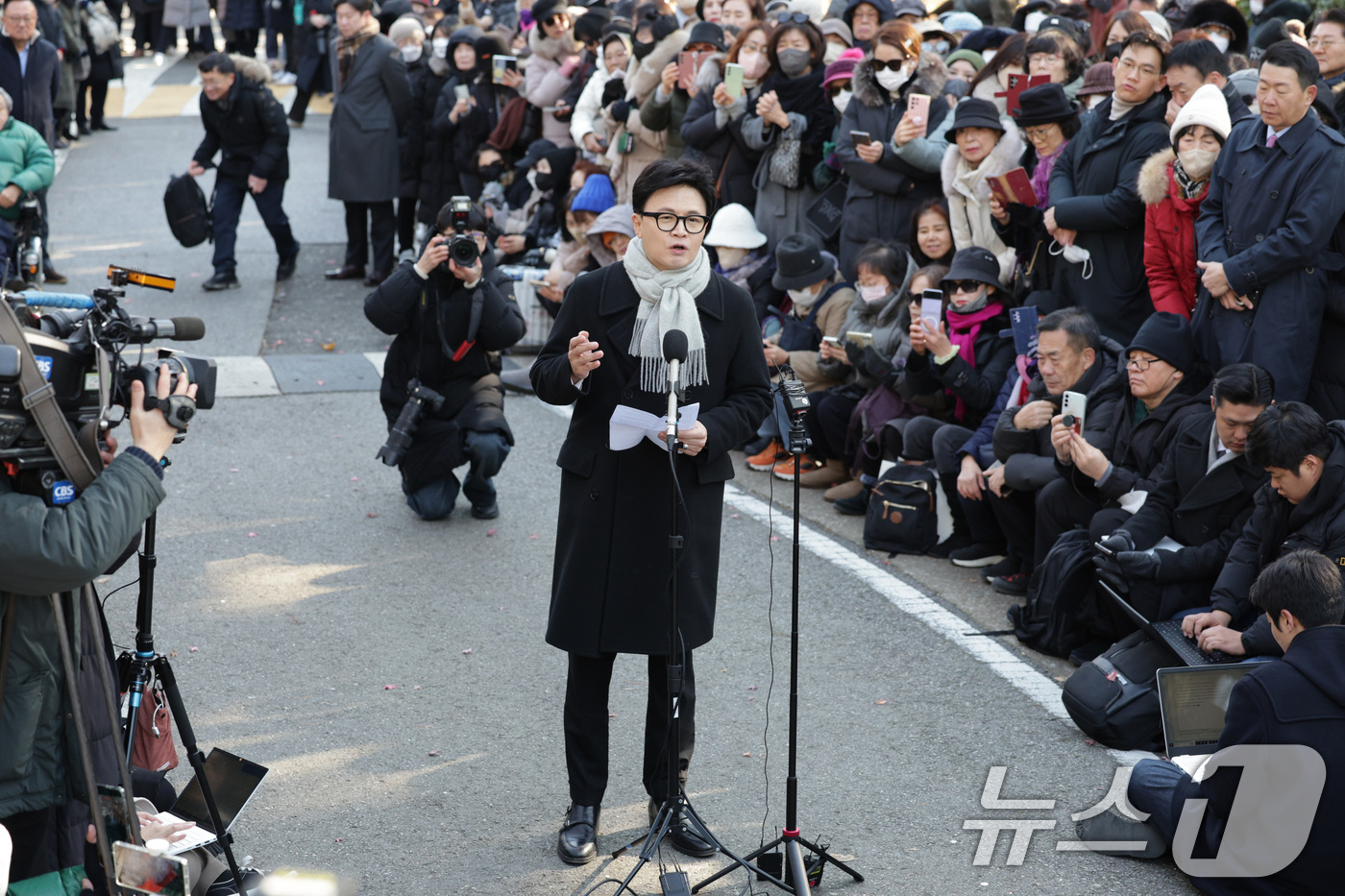 (서울=뉴스1) 신웅수 기자 = 한동훈 전 국민의힘 대표가 3일 서울 여의도 국회도서관 인근 쪽문에서 12·3 비상계엄 1주년 기자회견을 하고 있다. 2025.12.3/뉴스1