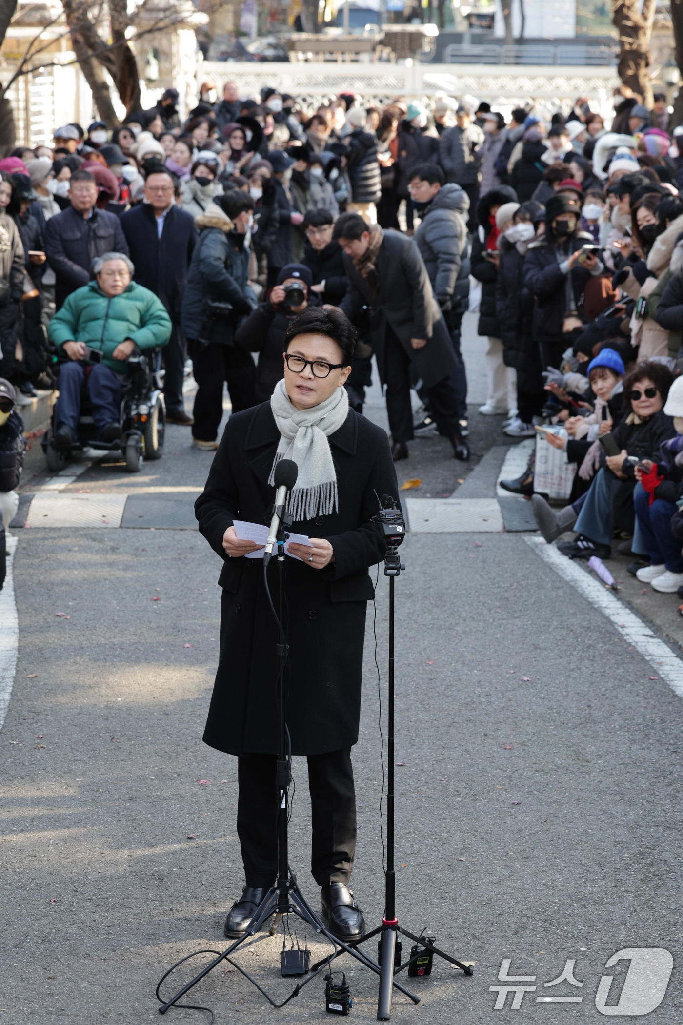 (서울=뉴스1) 신웅수 기자 = 한동훈 전 국민의힘 대표가 3일 서울 여의도 국회도서관 인근 쪽문에서 12·3 비상계엄 1주년 기자회견을 하고 있다. 2025.12.3/뉴스1