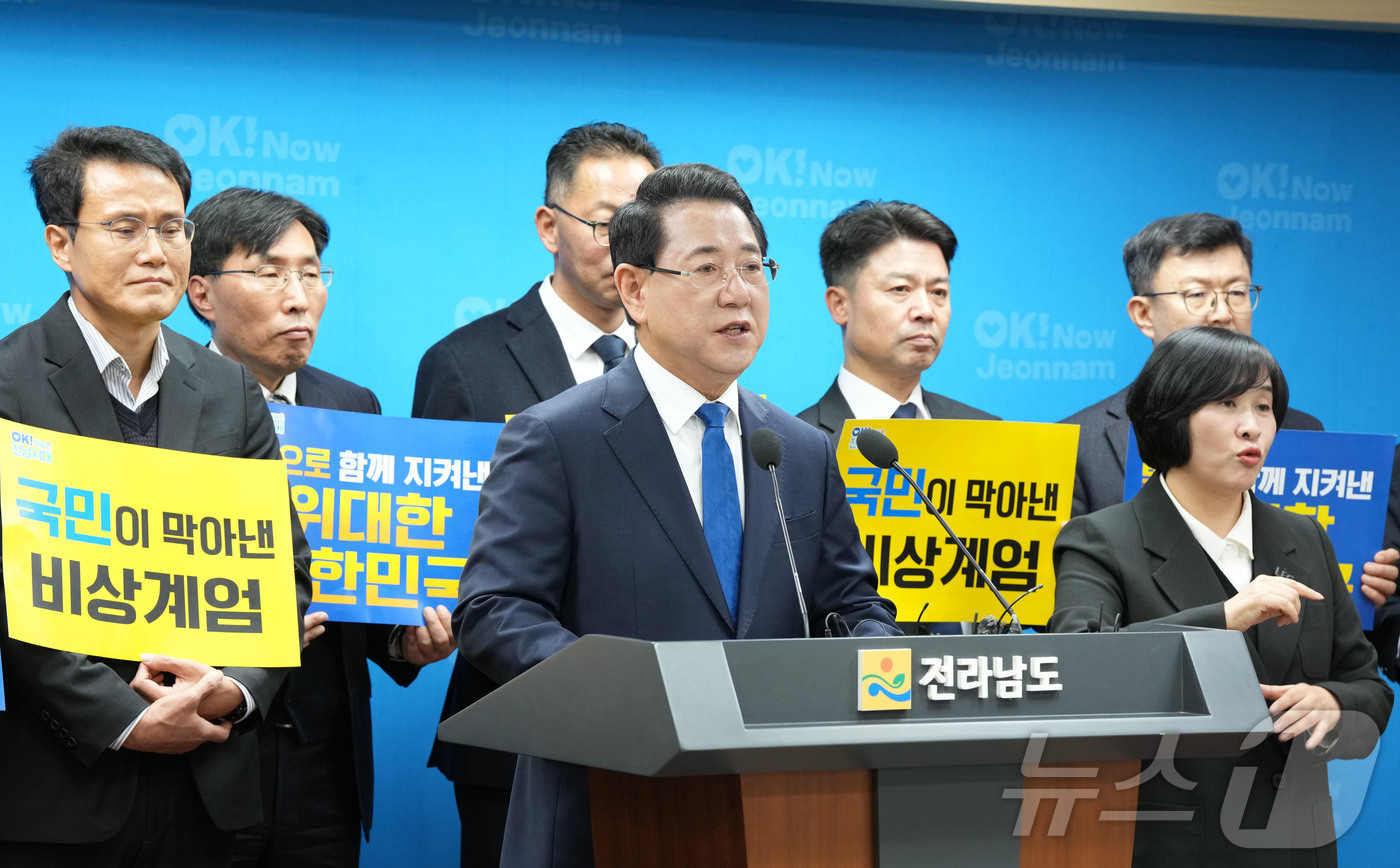 (무안=뉴스1) 전원 기자 = 김영록 전남도지사가 3일 도청 브리핑룸에서 ‘12·3 불법 비상계엄 저지 1주년’ 대도민 성명문을 발표하고 있다. (전남도 제공. 재판매 및 DB금지 …