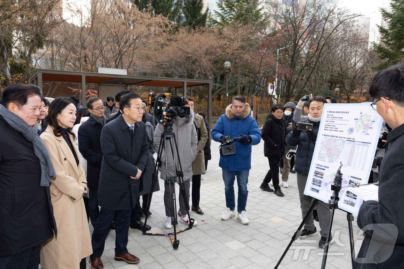 (서울=뉴스1) = 김윤덕 국토교통부 장관이 3일 오전 경기도 안양시에 위치한 평촌신도시 선도지구 정비사업 현장을 방문해 사업추진 현황을 점검하고 있다. (국토교통부 제공. 재판매 …