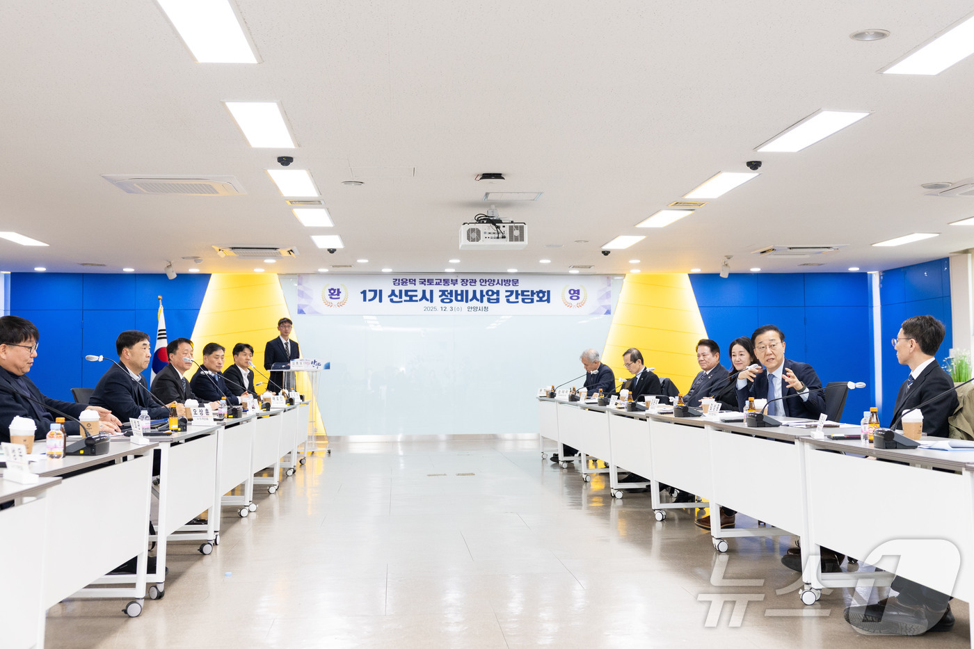 (서울=뉴스1) = 김윤덕 국토교통부 장관이 3일 오전 안양시청에서 열린 '1기 신도시 정비사업 간담회'에서 발언하고 있다. (국토교통부 제공. 재판매 및 DB 금지) 2025.1 …