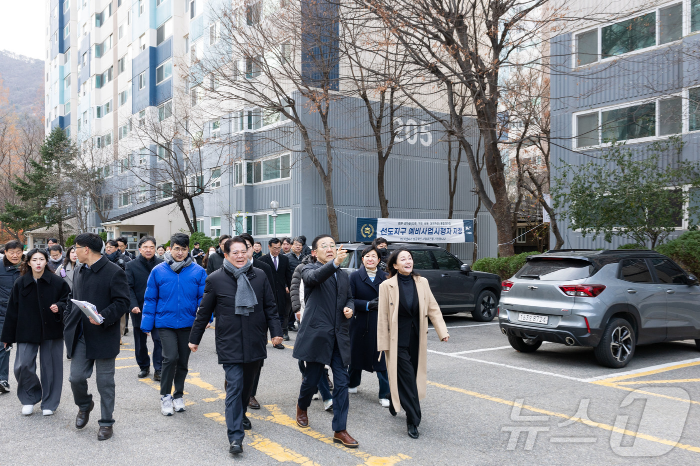 (서울=뉴스1) = 김윤덕 국토교통부 장관이 3일 오전 경기도 안양시에 위치한 평촌신도시 선도지구 정비사업 현장을 방문하고 사업추진 현황을 점검하고 있다. (국토교통부 제공. 재판 …