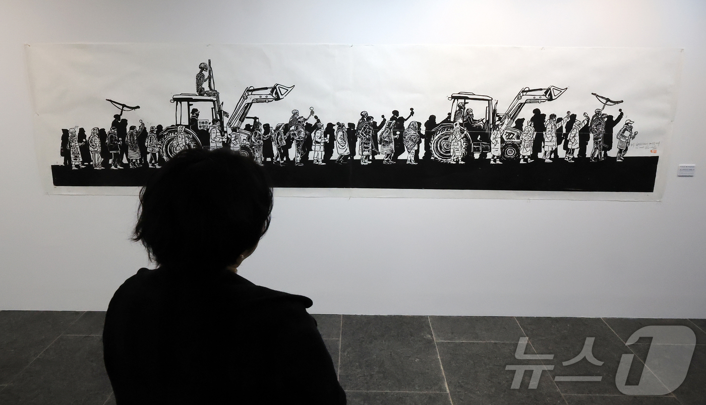 (서울=뉴스1) 김진환 기자 = 3일 서울 용산구 민주화운동기념관에서 열린 '빛의 연대기 展’을 찾은 참석자들이 전시회를 둘러보고 있다.'빛의 연대기 展'에는 광복과 해방-분단과 …