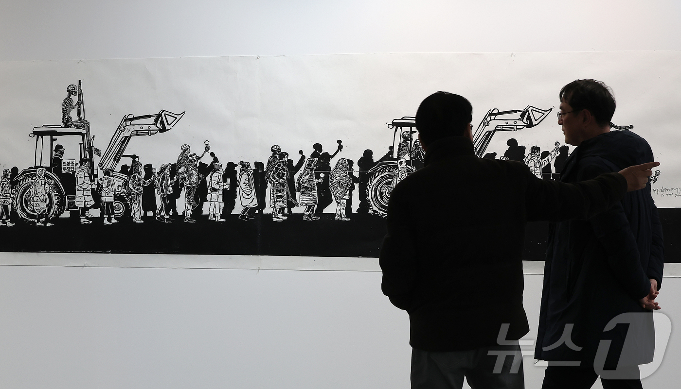 (서울=뉴스1) 김진환 기자 = 3일 서울 용산구 민주화운동기념관에서 열린 '빛의 연대기 展’을 찾은 참석자들이 전시회를 둘러보고 있다.'빛의 연대기 展'에는 광복과 해방-분단과 …