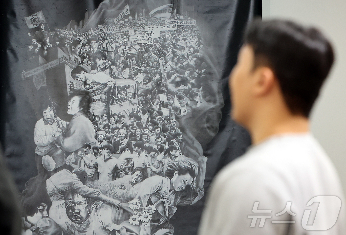 (서울=뉴스1) 김진환 기자 = 3일 서울 용산구 민주화운동기념관에서 열린 '빛의 연대기 展’을 찾은 참석자가 전시회를 둘러보고 있다.'빛의 연대기 展'에는 광복과 해방-분단과 전 …