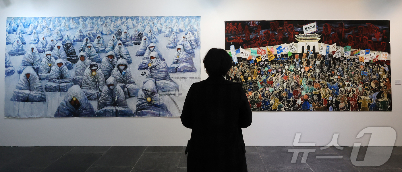 (서울=뉴스1) 김진환 기자 = 3일 서울 용산구 민주화운동기념관에서 열린 '빛의 연대기 展’을 찾은 참석자들이 전시회를 둘러보고 있다.'빛의 연대기 展'에는 광복과 해방-분단과 …