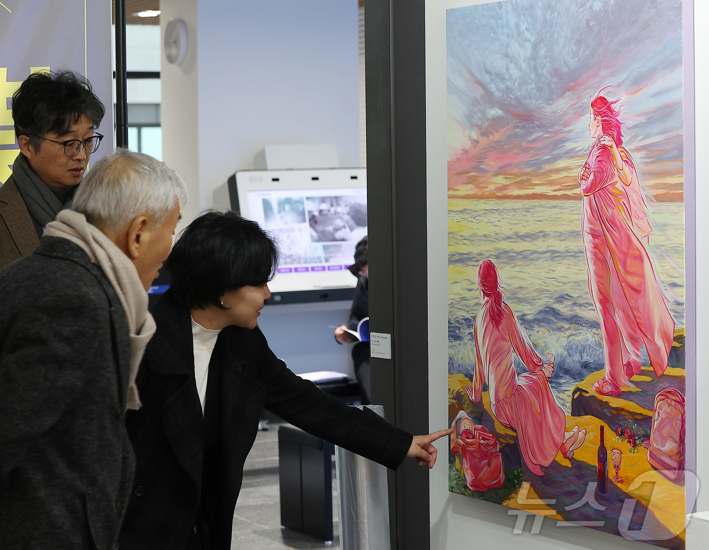 (서울=뉴스1) 김진환 기자 = 이재오 민주화운동기념사업회 이사장을 비롯한 협회 관계자들이 3일 서울 용산구 민주화운동기념관에서 열리는 '빛의 연대기 展’ 전시회 현장을 점검하고 …