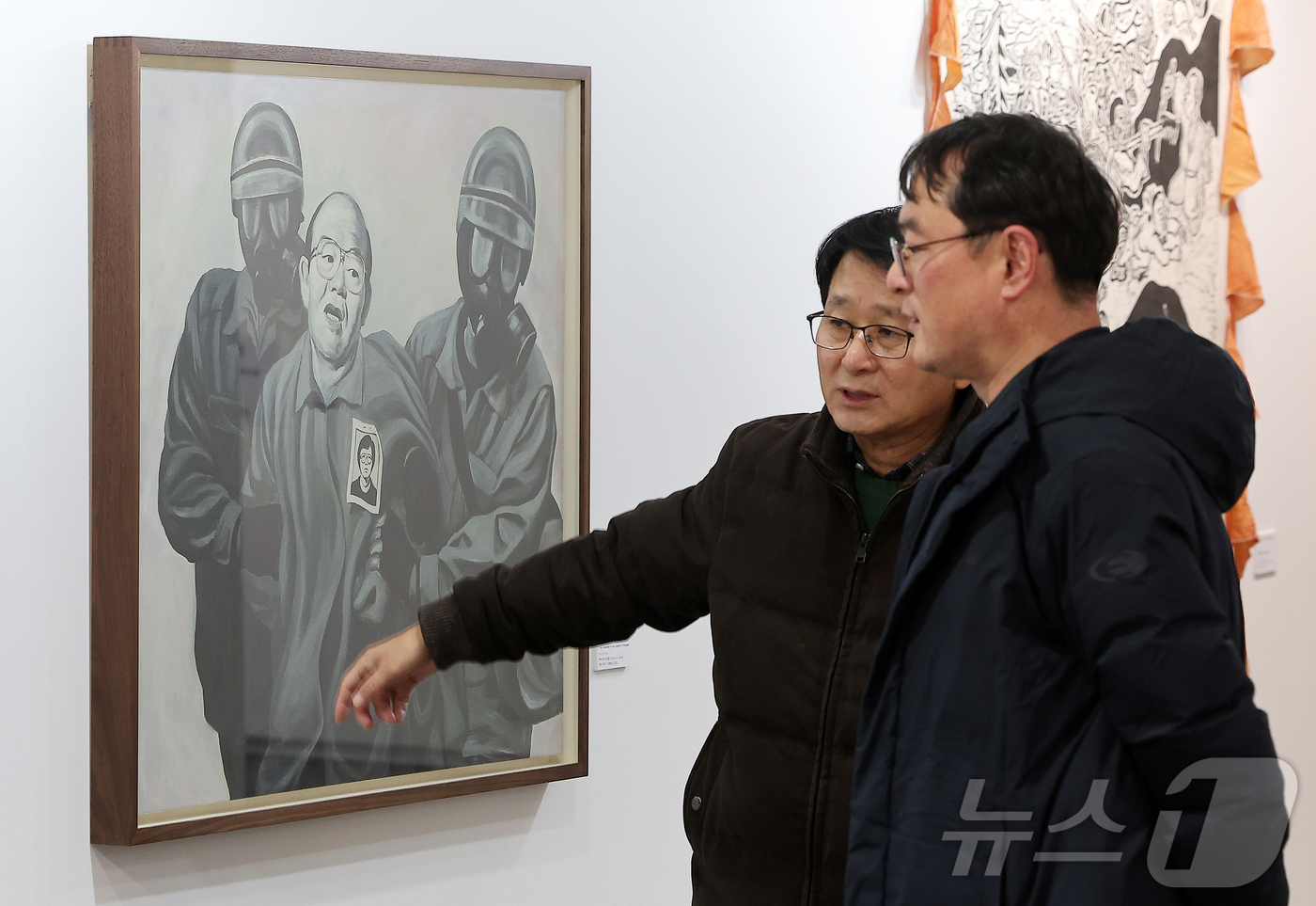 (서울=뉴스1) 김진환 기자 = 3일 서울 용산구 민주화운동기념관에서 열린 '빛의 연대기 展’을 찾은 참석자들이 전시회를 둘러보고 있다.'빛의 연대기 展'에는 광복과 해방-분단과 …