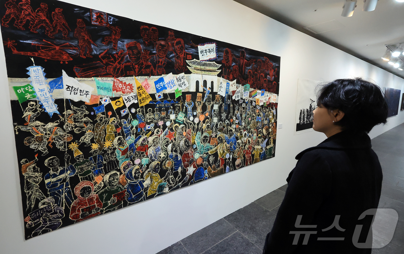 (서울=뉴스1) 김진환 기자 = 3일 서울 용산구 민주화운동기념관에서 열린 '빛의 연대기 展’을 찾은 참석자들이 전시회를 둘러보고 있다.'빛의 연대기 展'에는 광복과 해방-분단과 …