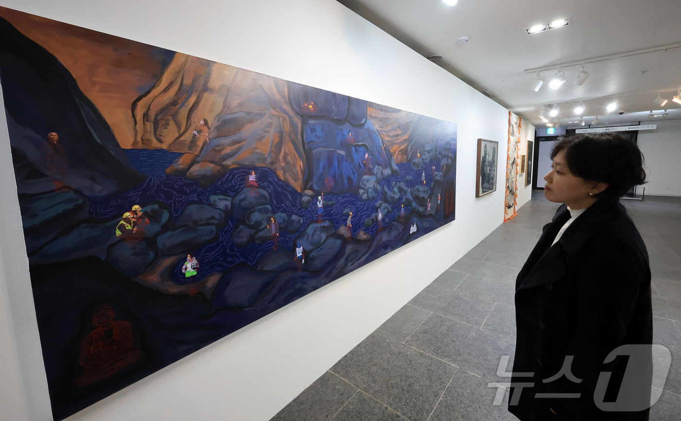 (서울=뉴스1) 김진환 기자 = 3일 서울 용산구 민주화운동기념관에서 열린 '빛의 연대기 展’을 찾은 참석자들이 전시회를 둘러보고 있다.'빛의 연대기 展'에는 광복과 해방-분단과 …