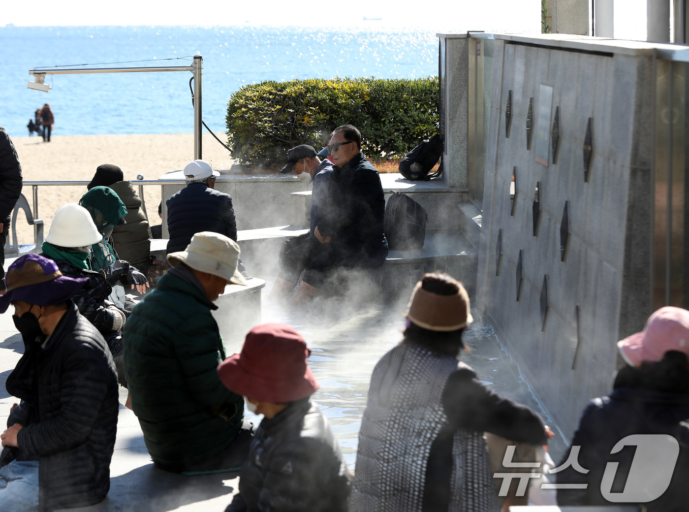 (부산=뉴스1) 윤일지 기자 = 전국적으로 추위가 기승을 부린 3일 부산 해운대해수욕장 온천족욕탕을 찾은 시민들이 따뜻한 온천물에 발을 담그고 추위를 녹이고 있다.   2025.1 …