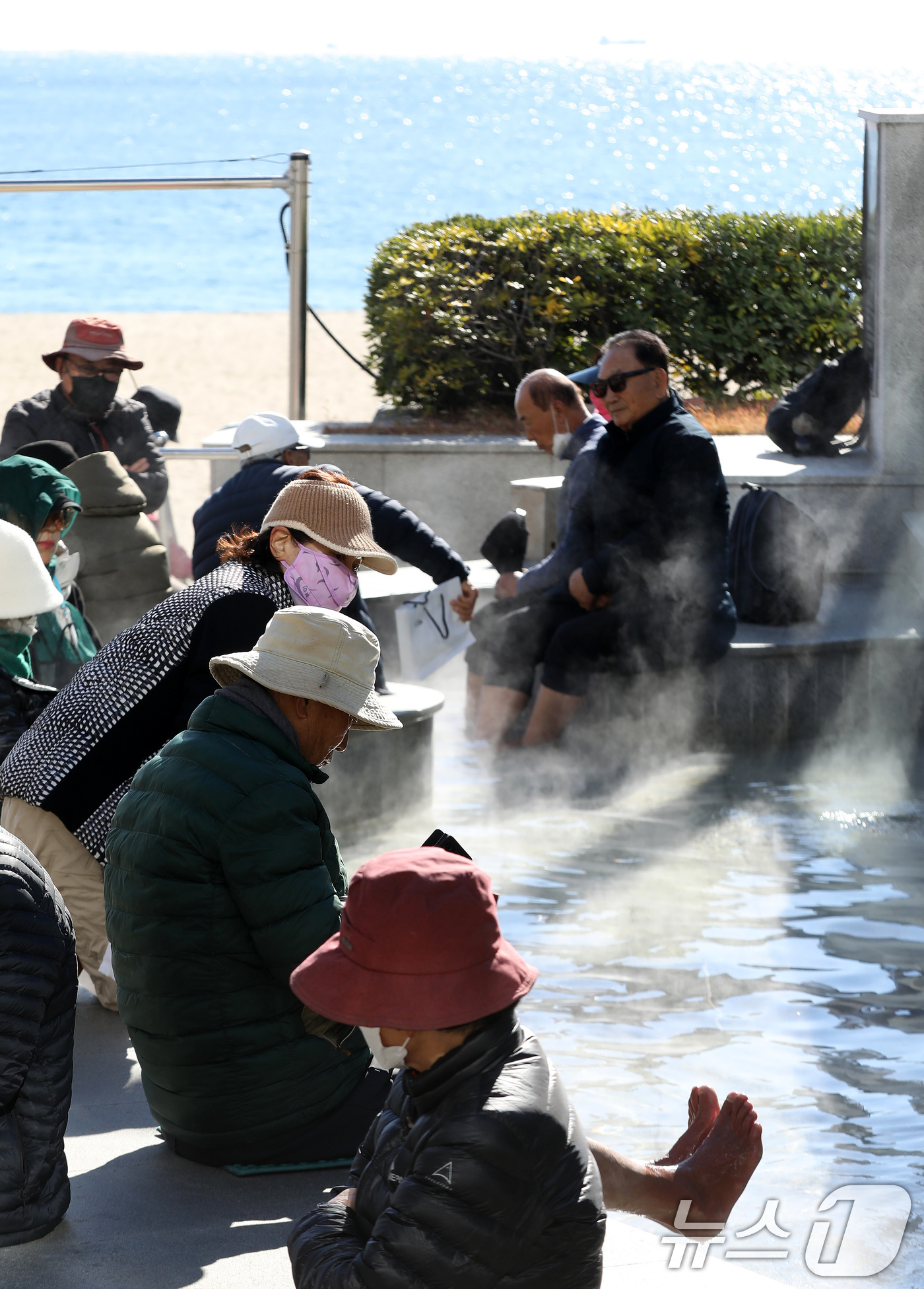 (부산=뉴스1) 윤일지 기자 = 전국적으로 추위가 기승을 부린 3일 부산 해운대해수욕장 온천족욕탕을 찾은 시민들이 따뜻한 온천물에 발을 담그고 추위를 녹이고 있다.   2025.1 …