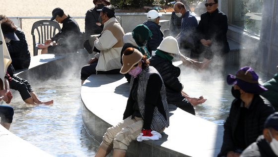 찬 공기 습격에 아침 기온 -10도 육박…내일도 최저 -8도 '꽁꽁'