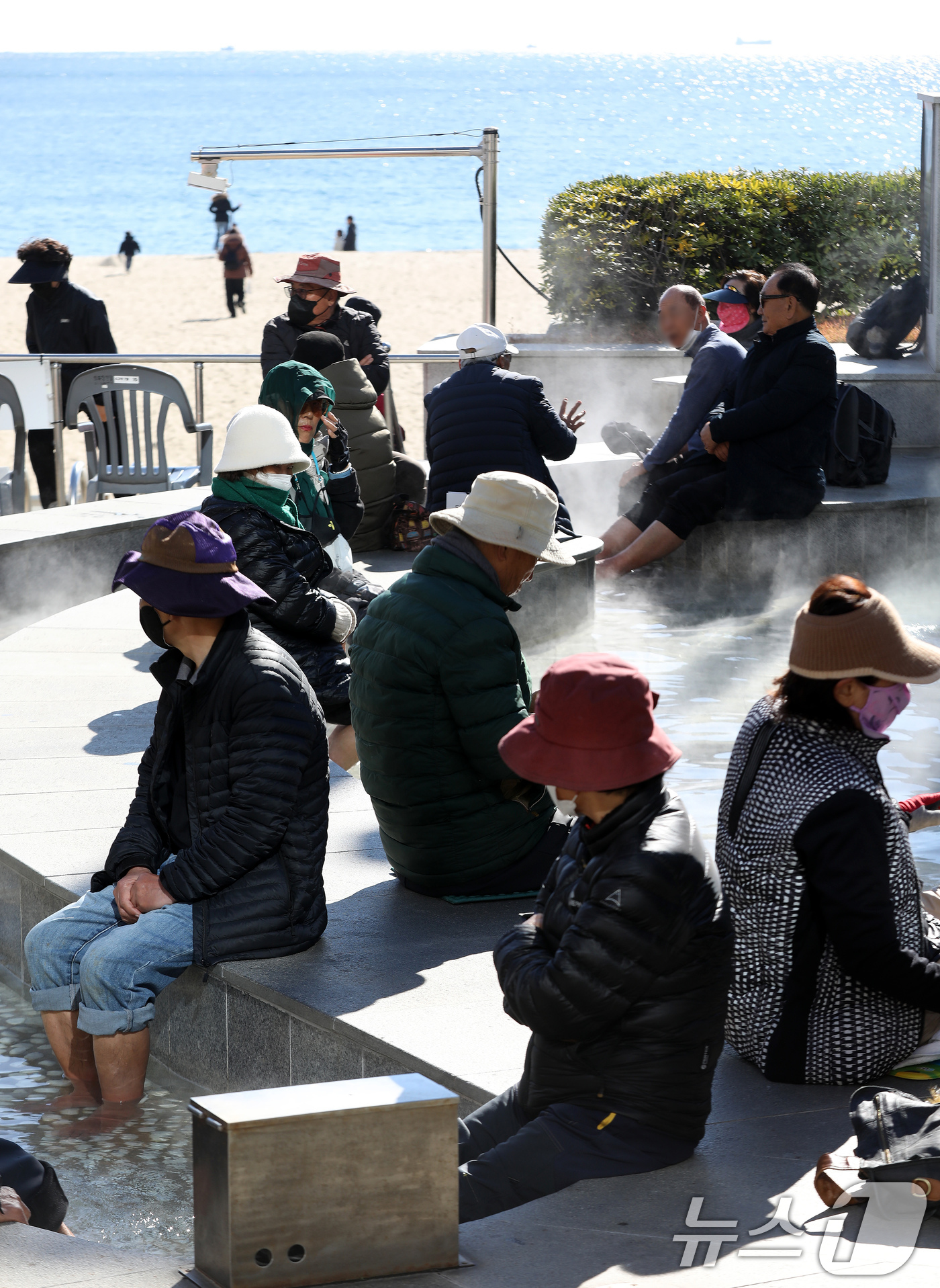 (부산=뉴스1) 윤일지 기자 = 전국적으로 추위가 기승을 부린 3일 부산 해운대해수욕장 온천족욕탕을 찾은 시민들이 따뜻한 온천물에 발을 담그고 추위를 녹이고 있다.   2025.1 …