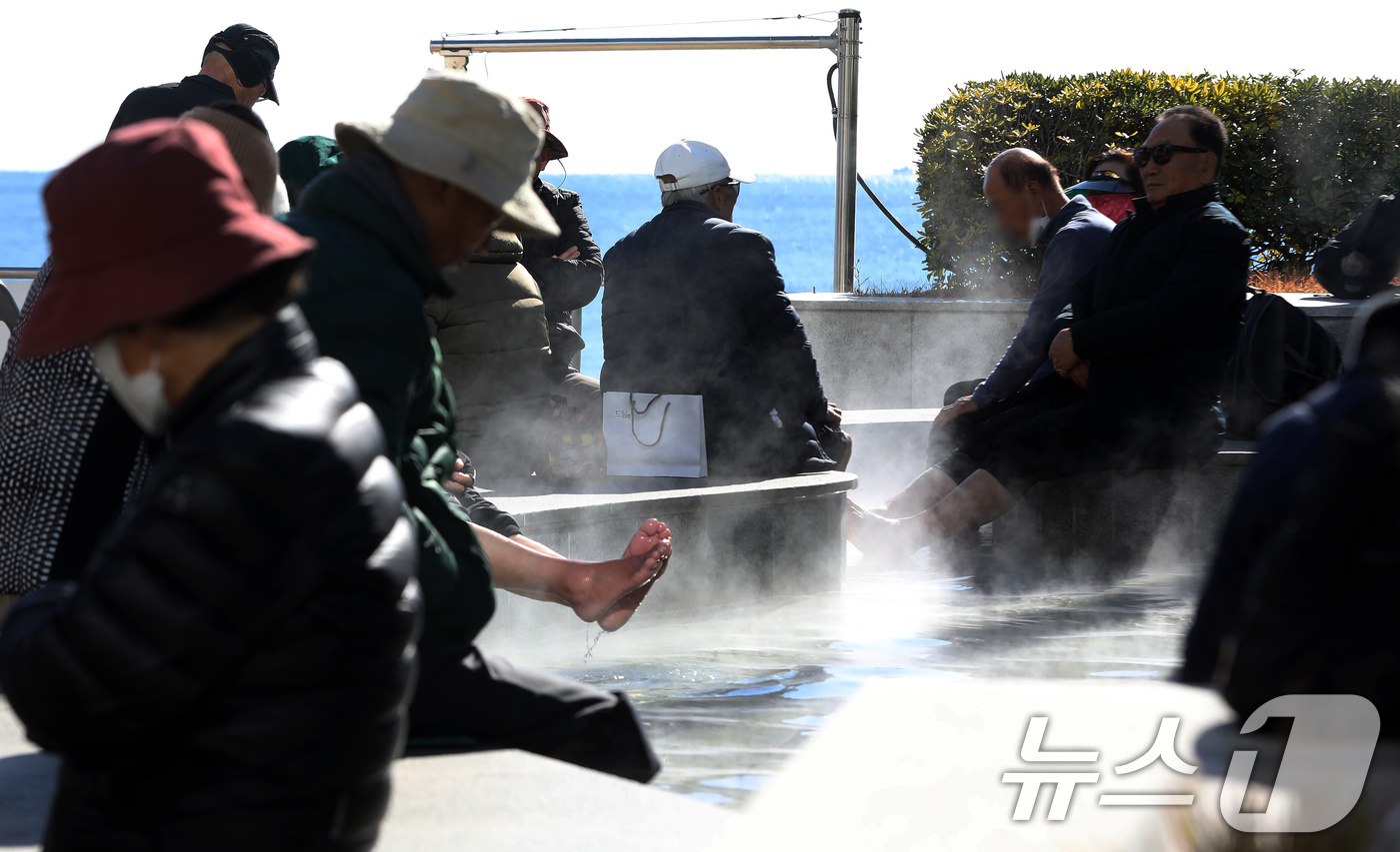 (부산=뉴스1) 윤일지 기자 = 전국적으로 추위가 기승을 부린 3일 부산 해운대해수욕장 온천족욕탕을 찾은 시민들이 따뜻한 온천물에 발을 담그고 추위를 녹이고 있다.   2025.1 …