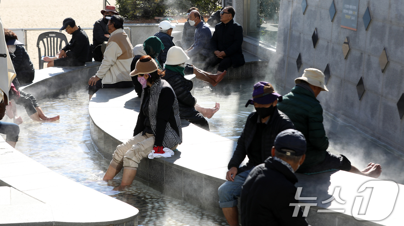 (부산=뉴스1) 윤일지 기자 = 전국적으로 추위가 기승을 부린 3일 부산 해운대해수욕장 온천족욕탕을 찾은 시민들이 따뜻한 온천물에 발을 담그고 추위를 녹이고 있다.   2025.1 …