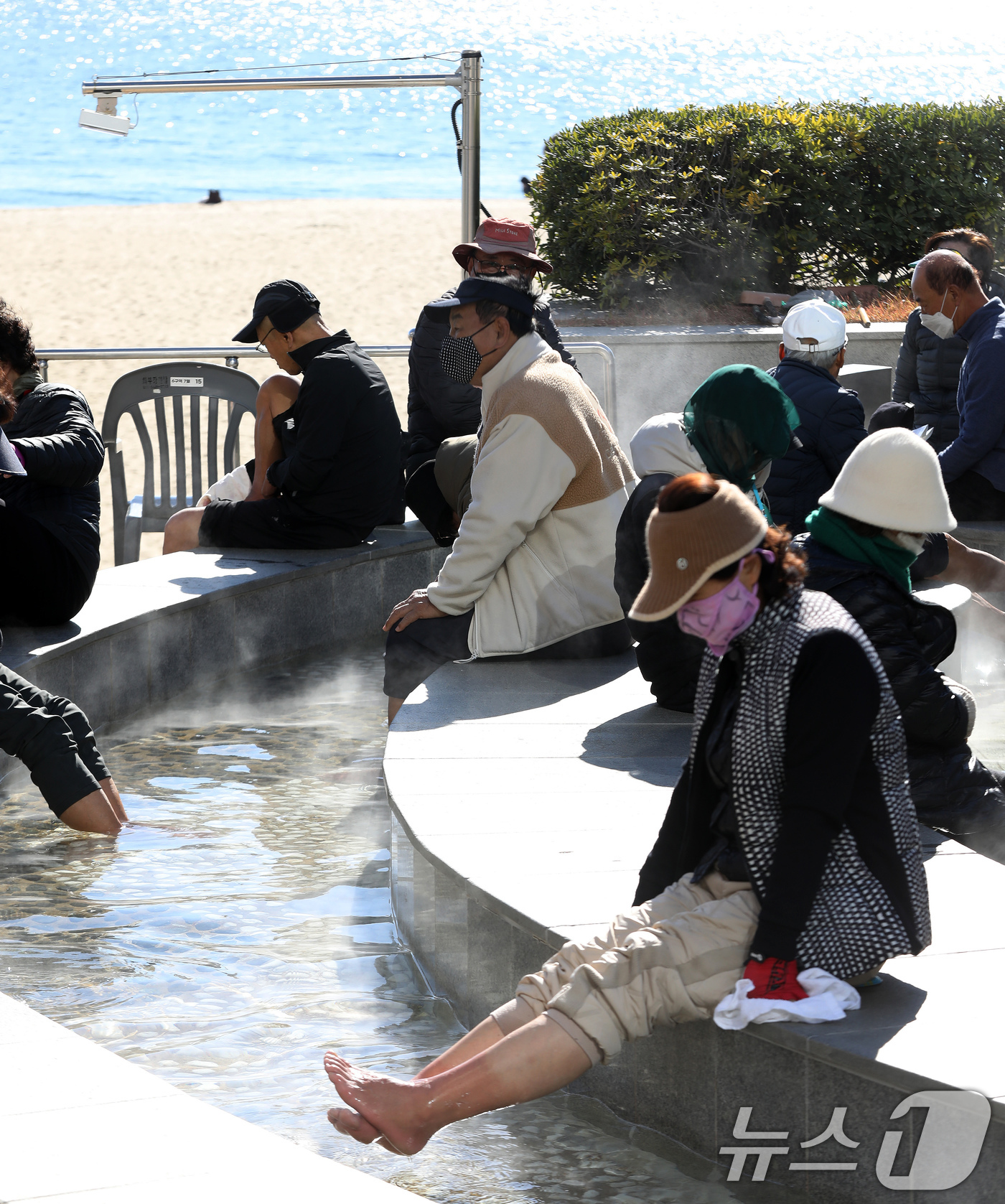 (부산=뉴스1) 윤일지 기자 = 전국적으로 추위가 기승을 부린 3일 부산 해운대해수욕장 온천족욕탕을 찾은 시민들이 따뜻한 온천물에 발을 담그고 추위를 녹이고 있다.   2025.1 …