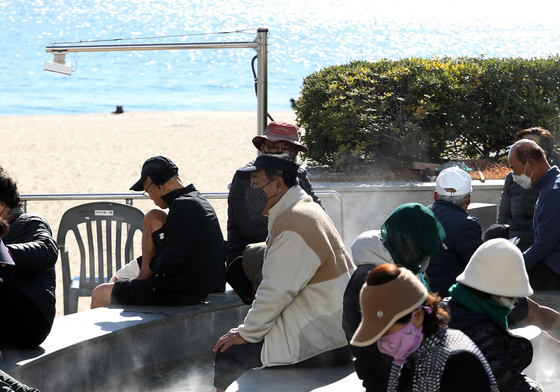 온천물에 발 담그고 추위 녹이는 시민들