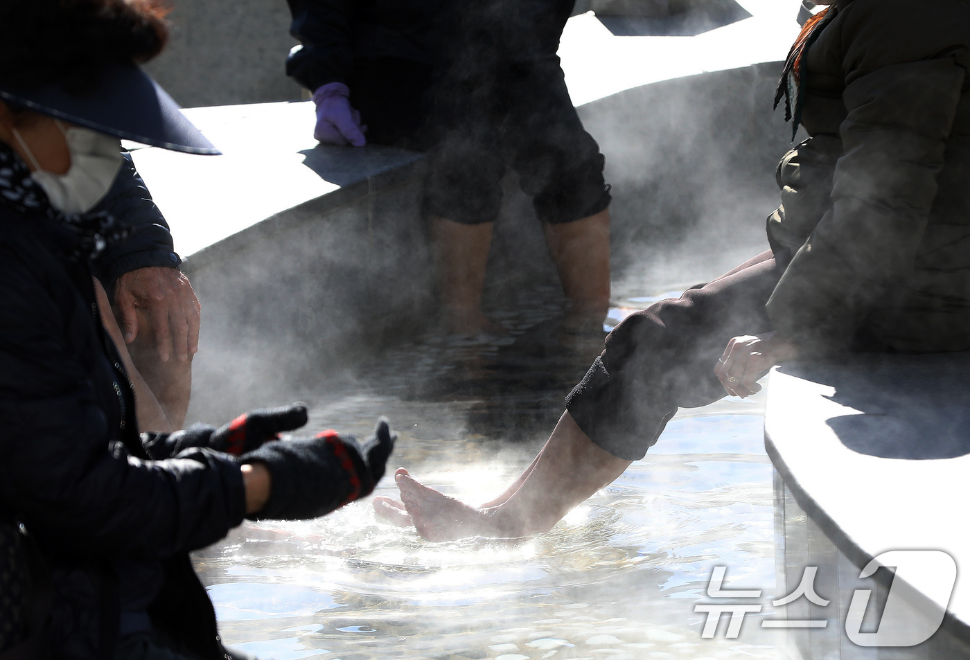 (부산=뉴스1) 윤일지 기자 = 전국적으로 추위가 기승을 부린 3일 부산 해운대해수욕장 온천족욕탕을 찾은 시민들이 따뜻한 온천물에 발을 담그고 추위를 녹이고 있다.   2025.1 …