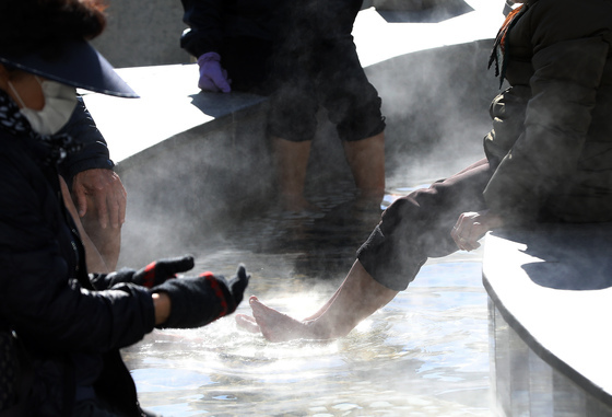 추운날 온천물에 담그는 발