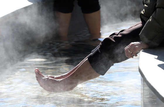 '추위 기승'…온천물에 담궈 보는 발