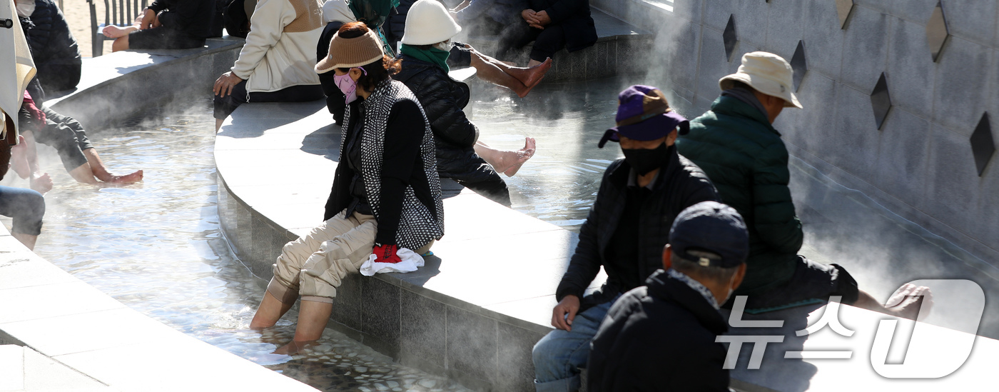 (부산=뉴스1) 윤일지 기자 = 전국적으로 추위가 기승을 부린 3일 부산 해운대해수욕장 온천족욕탕을 찾은 시민들이 따뜻한 온천물에 발을 담그고 추위를 녹이고 있다.   2025.1 …