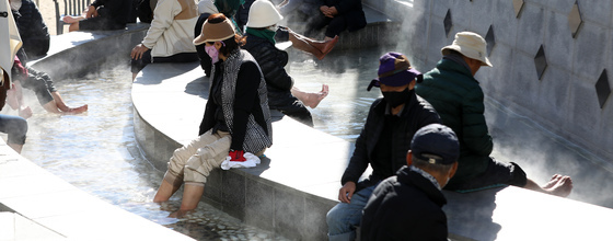 '추위 기승'…온천물에 담궈 보는 발