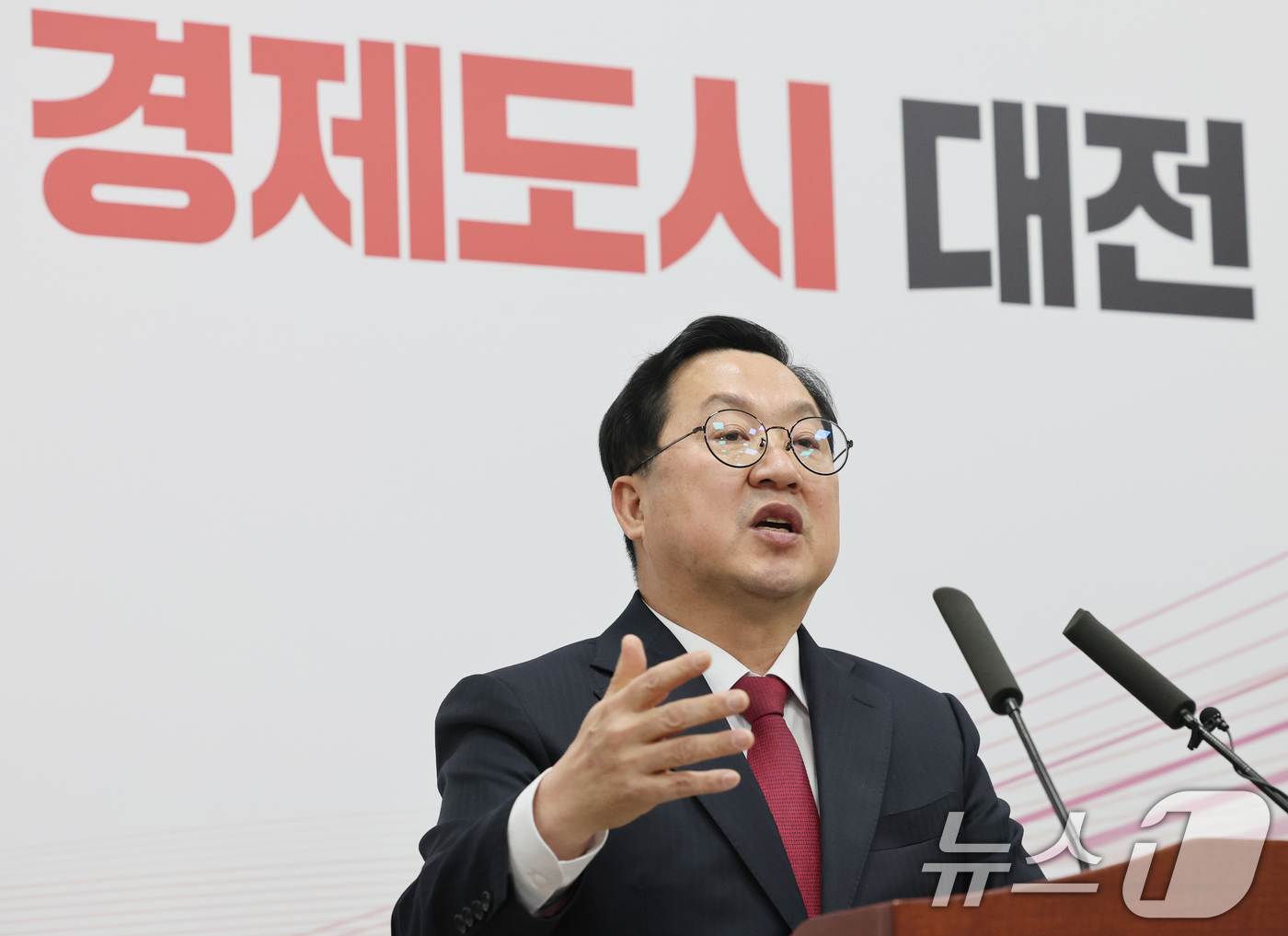 (대전=뉴스1) 김기태 기자 = 이장우 대전시장이 3일 시청 브리핑룸에서 소상공인·중소기업 공유재산 임대료 경감지원 대책을 발표하고 있다.대전시 공유재산에 임대중인 소상공인과 중소 …