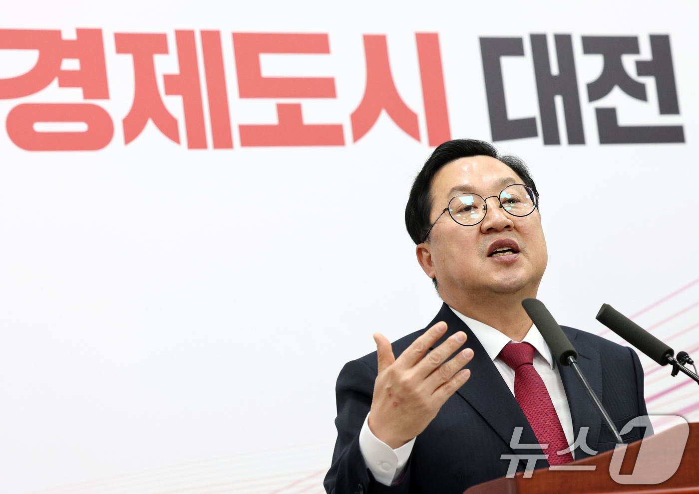 (대전=뉴스1) 김기태 기자 = 이장우 대전시장이 3일 시청 브리핑룸에서 소상공인·중소기업 공유재산 임대료 경감지원 대책을 발표하고 있다.대전시 공유재산에 임대중인 소상공인과 중소 …