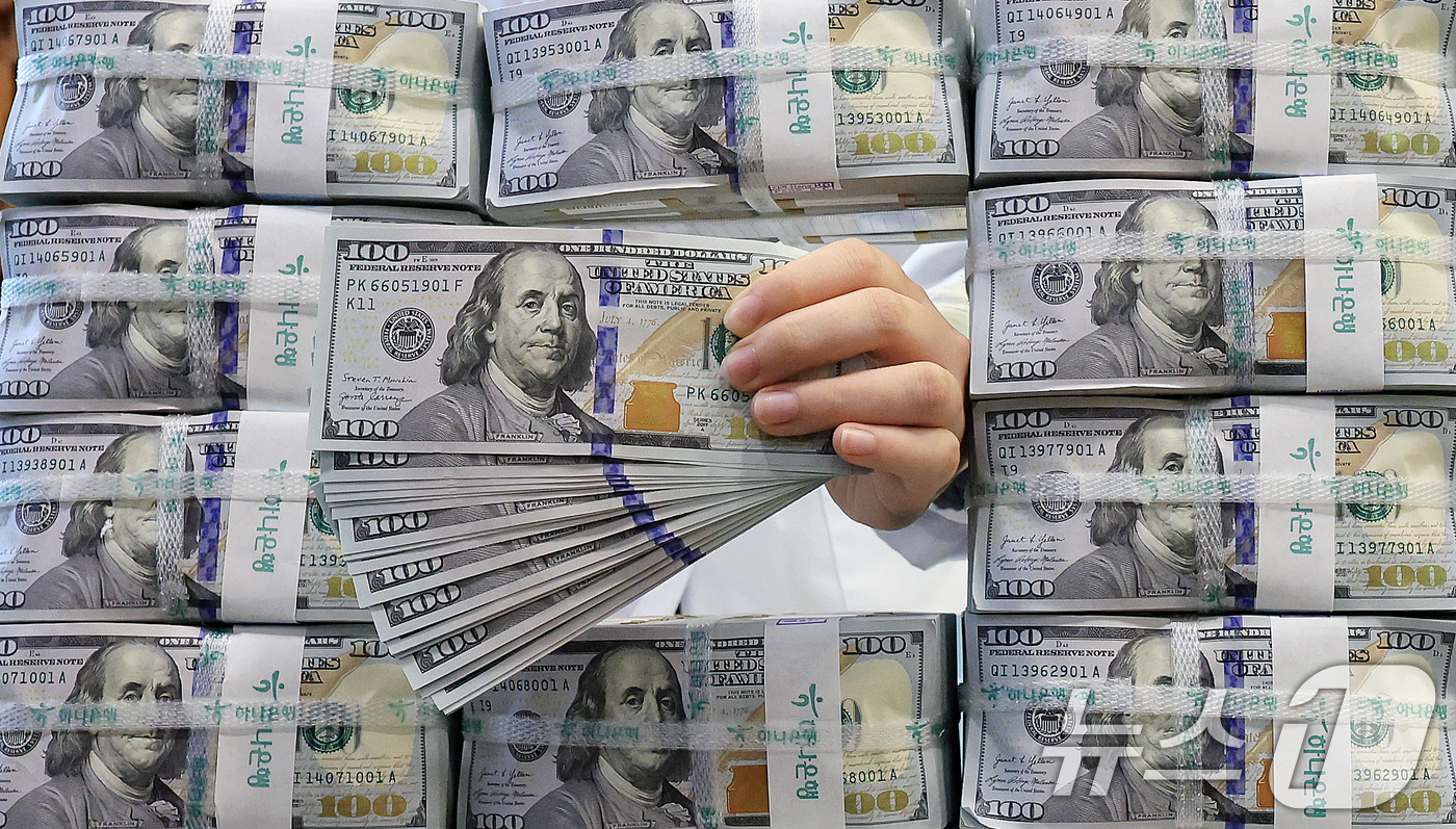 (서울=뉴스1) 이호윤 기자 = 운용 수익 증가 등으로 지난달 외환보유액이 6개월 연속 증가하며 3년 3개월 만에 최대 규모를 기록했다. 3일 한국은행에 따르면 11월 말 기준 외 …