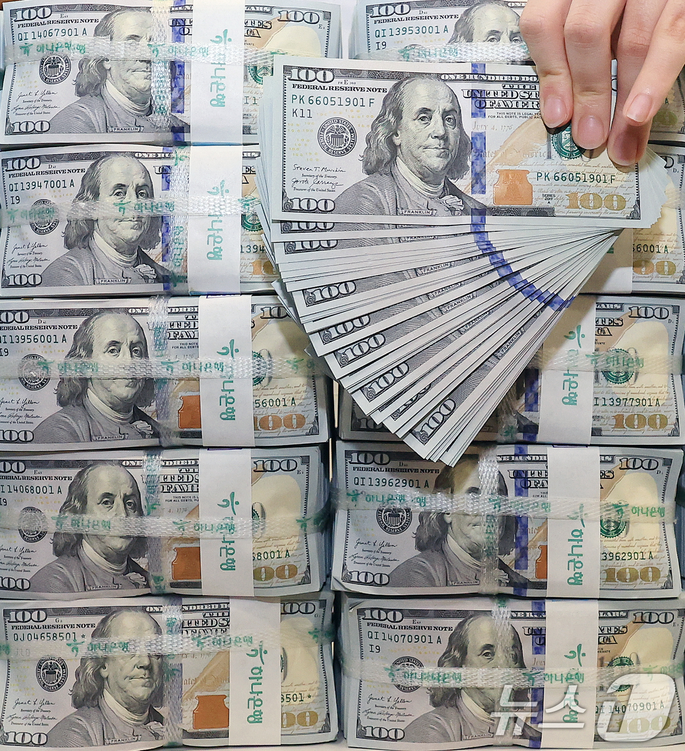 (서울=뉴스1) 이호윤 기자 = 운용 수익 증가 등으로 지난달 외환보유액이 6개월 연속 증가하며 3년 3개월 만에 최대 규모를 기록했다. 3일 한국은행에 따르면 11월 말 기준 외 …