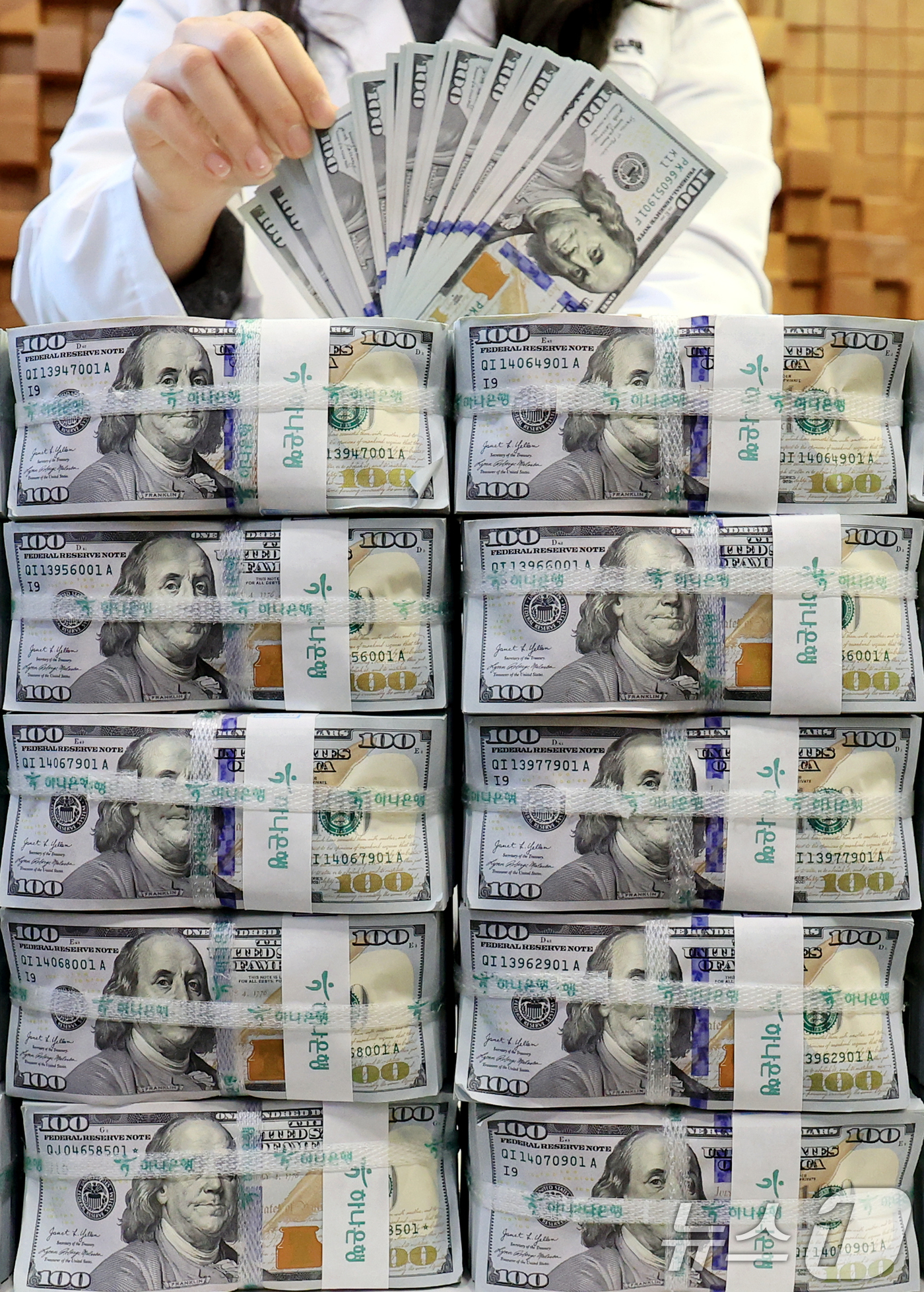 (서울=뉴스1) 이호윤 기자 = 운용 수익 증가 등으로 지난달 외환보유액이 6개월 연속 증가하며 3년 3개월 만에 최대 규모를 기록했다. 3일 한국은행에 따르면 11월 말 기준 외 …