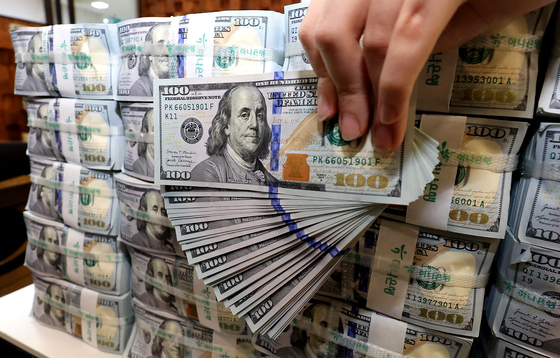 美 금리 인하 초읽기…'달러 약세 vs 외국인 이탈' 환율 향방은