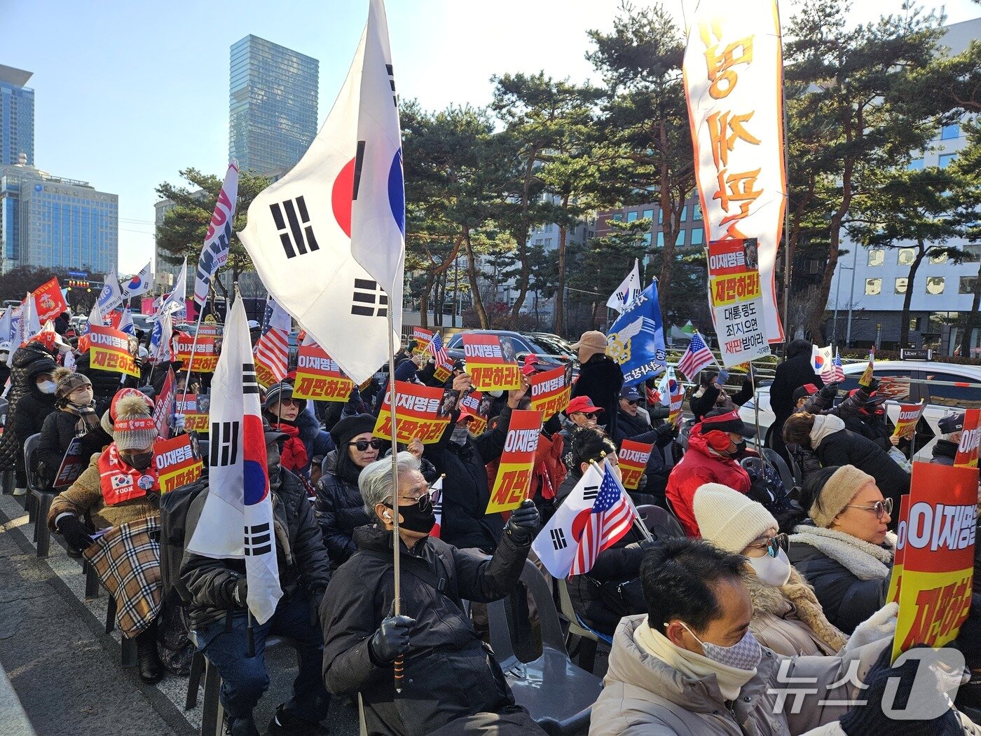 본문 이미지 - 3일 오후 2시 보수 성향 신자유연대가 지하철 9호선 국회의사당역 3번 출구 인근에서 이재명 정부 규탄 집회를 열고 대통령 관련 재판을 재개하라고 촉구했다. 2025.12.3/ 뉴스1 유채연 기자