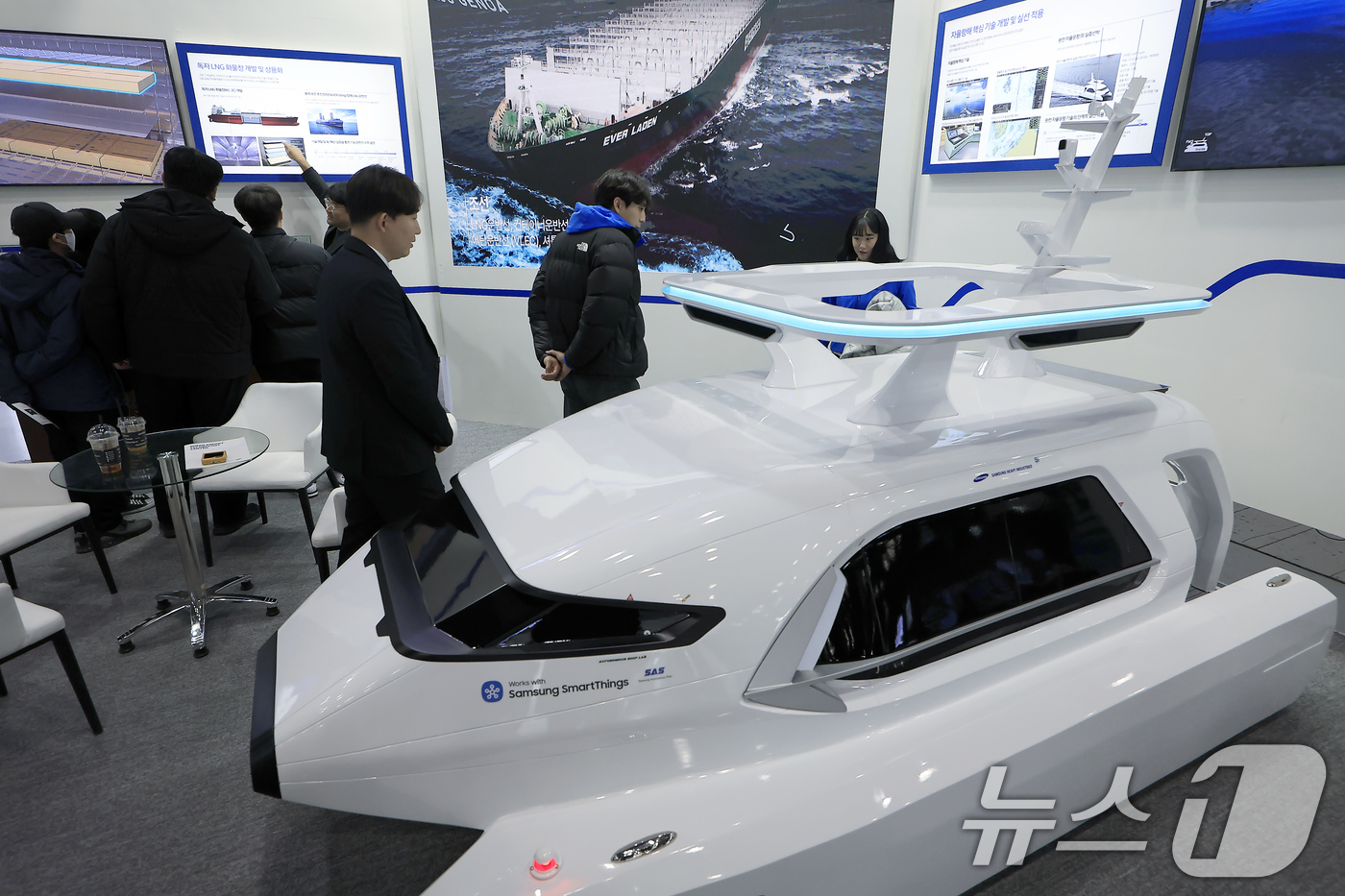 (서울=뉴스1) 박정호 기자 = 3일 서울 강남구 삼성동 코엑스에서 열린 2025 코리아 테크 페스티벌 삼성중공업 부스를 찾은 관람객들이 완전 자율 운항 선박 '시프트 오토(shi …