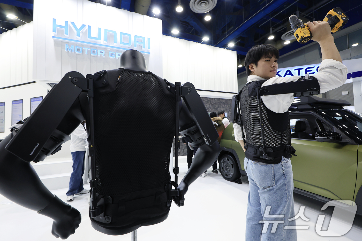 (서울=뉴스1) 박정호 기자 = 3일 서울 강남구 삼성동 코엑스에서 열린 2025 코리아 테크 페스티벌 현대자동차그룹 부스에서 관계자가 '엑스블 숄더(X-ble Shoulder)' …