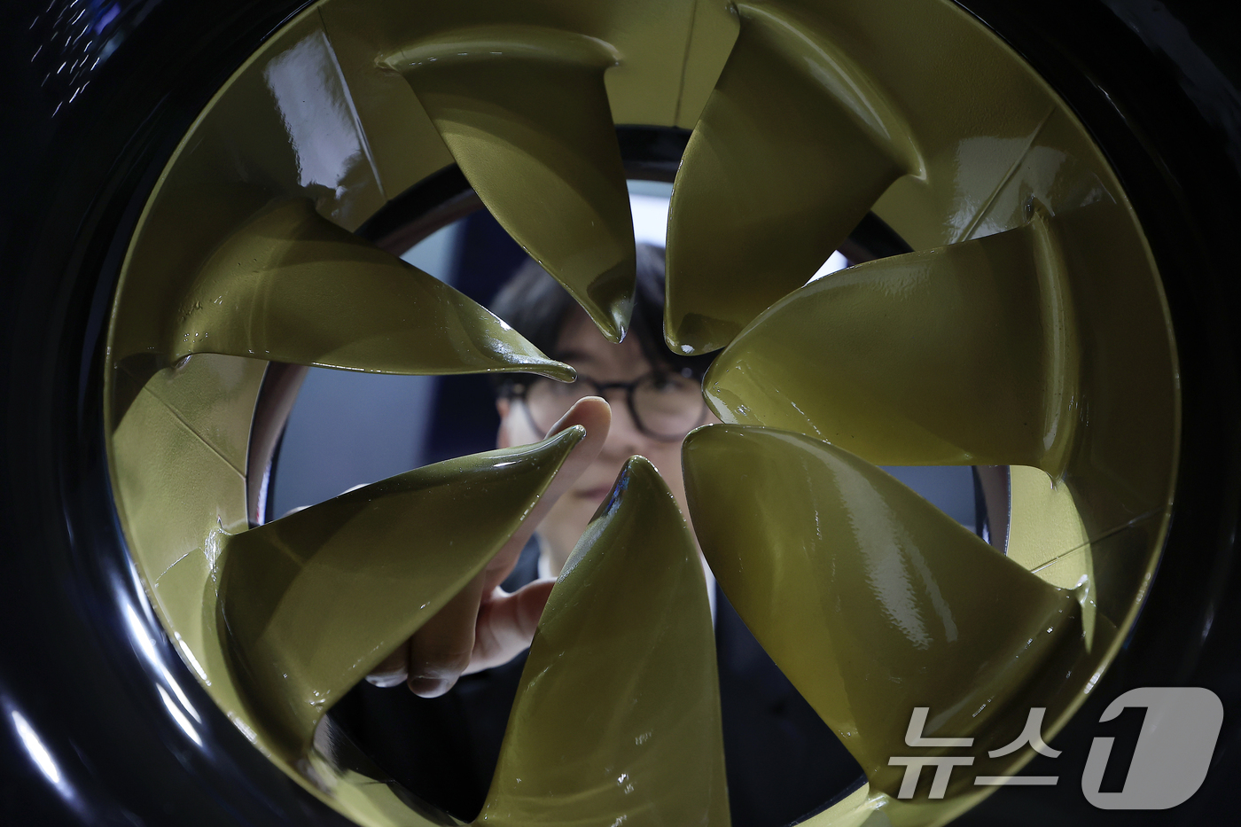 (서울=뉴스1) 박정호 기자 = 3일 서울 강남구 삼성동 코엑스에서 열린 2025 코리아 테크 페스티벌 (주)KTE 부스에서 관계자가 선박의 다양한 전력원에 적용할 수 있는 친환경 …