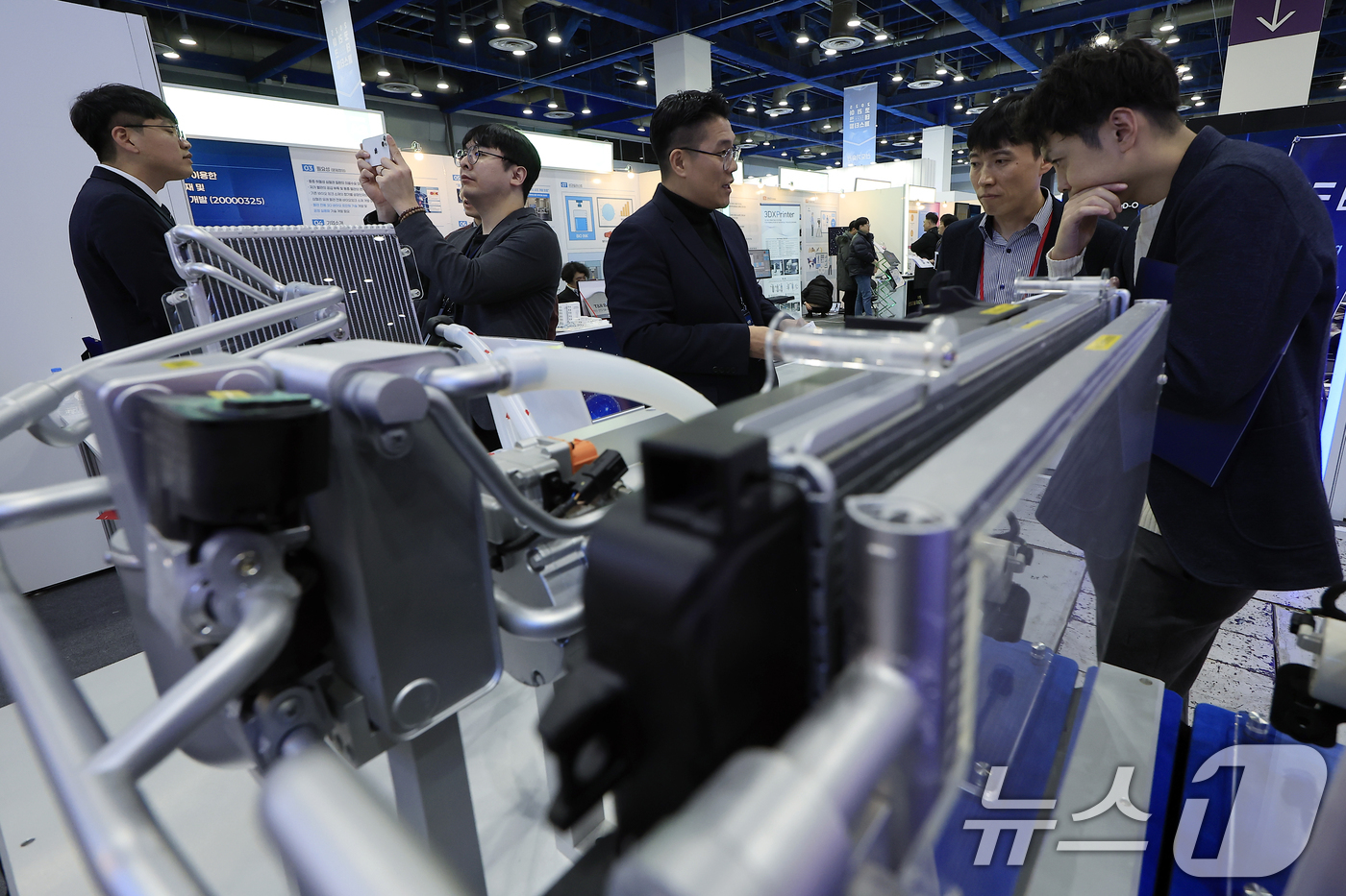 (서울=뉴스1) 박정호 기자 = 3일 서울 강남구 삼성동 코엑스에서 열린 2025 코리아 테크 페스티벌 한온시스템(주) 부스를 찾은 바이어가 관계자에게 하이브리드 히트펌프 시스템에 …