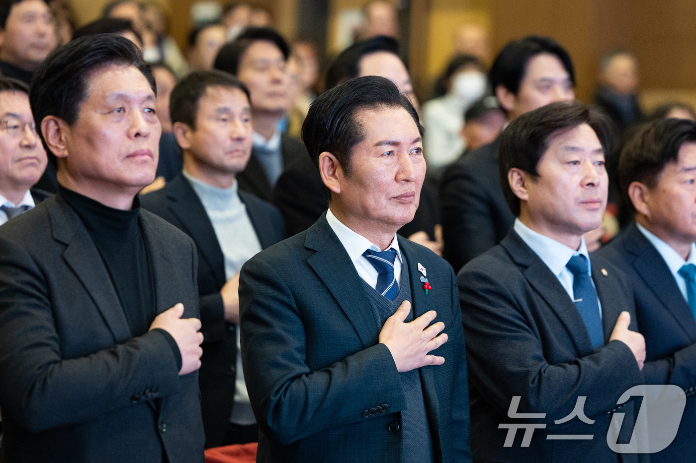 (서울=뉴스1) 유승관 기자 = 정청래 더불어민주당 대표를 비롯한 참석자들이 3일 서울 여의도 국회 의원회관에서 열린 12.3 내란 저지 1년 특별좌담회 '행동하는 K-민주주의'에 …